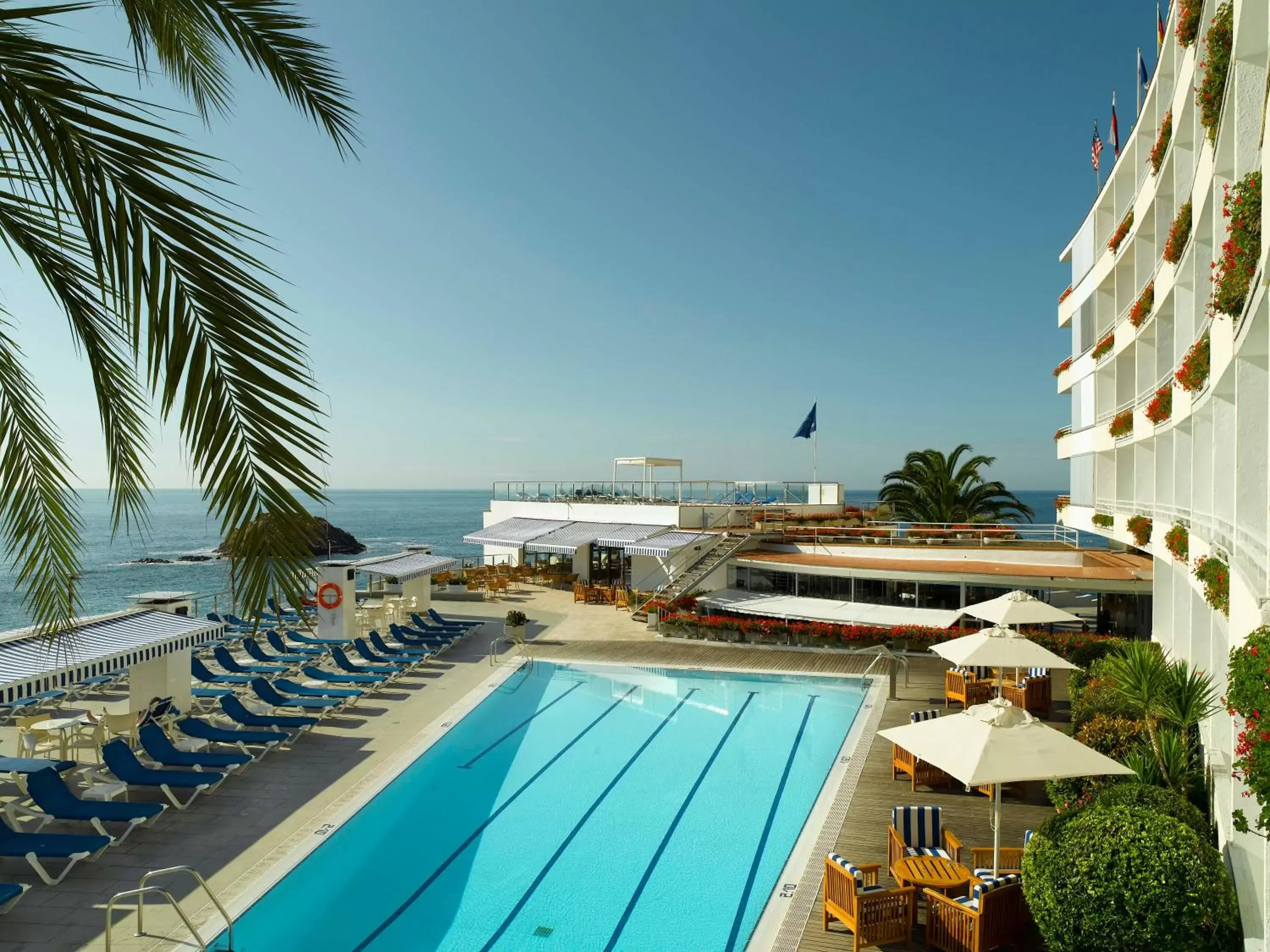 Facade/entrance, Swimming Pool in Gran Hotel Reymar