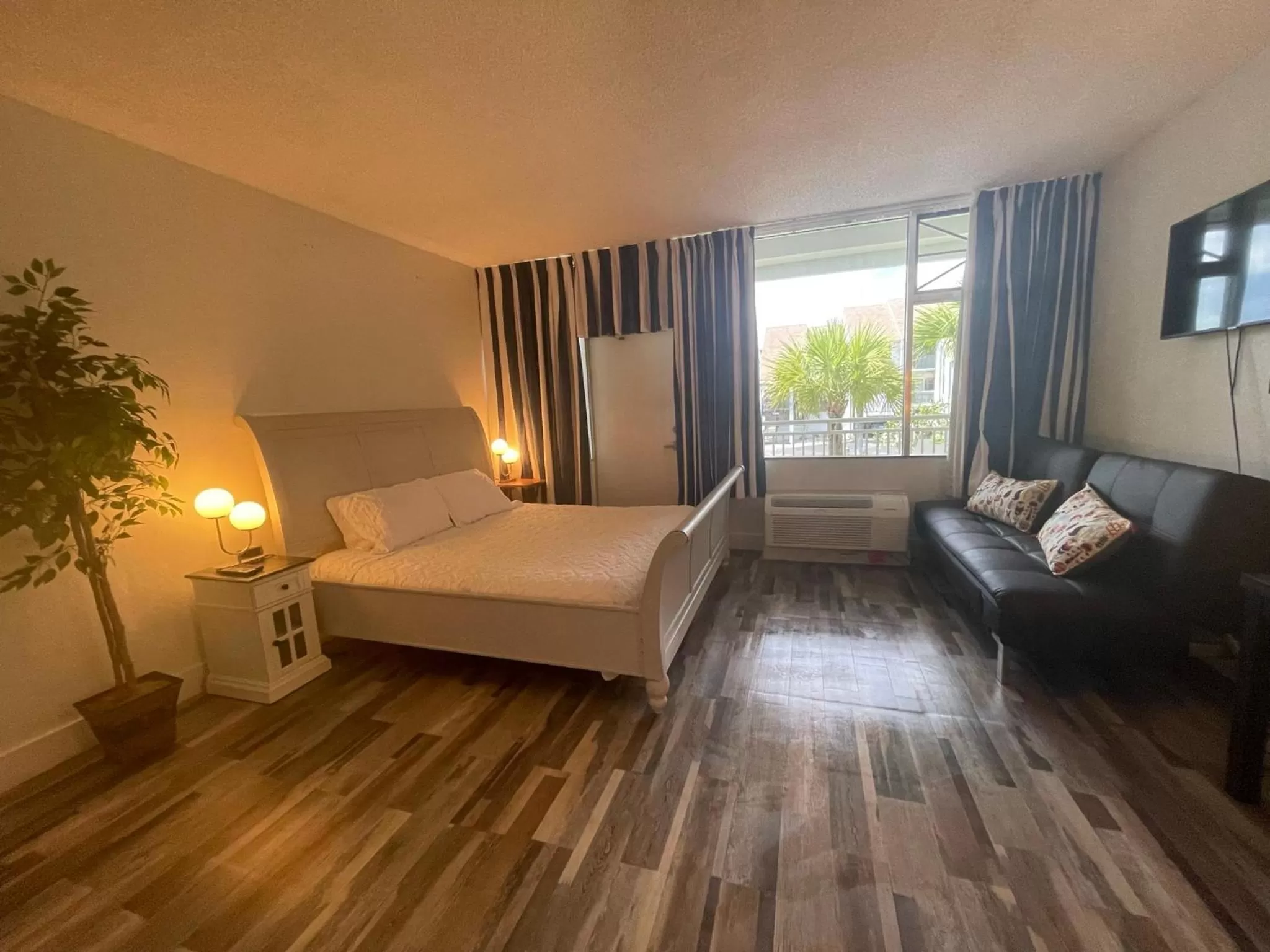 Bed in TAMPA BAY, BEACH step away, WIFI, FREE PARKING,POOLS, JACUZZI