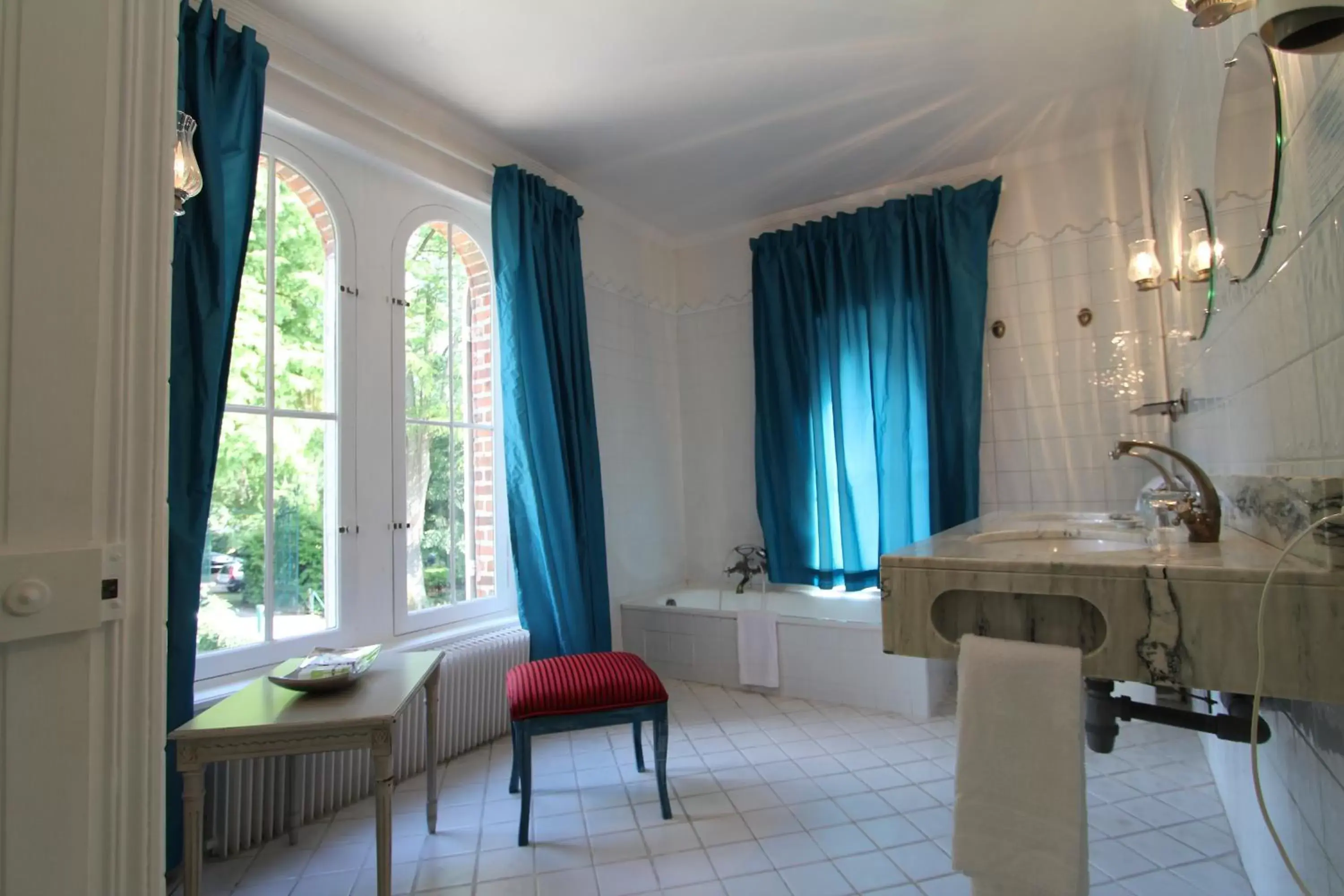 Bathroom in Hostellerie Du Château Les Muids