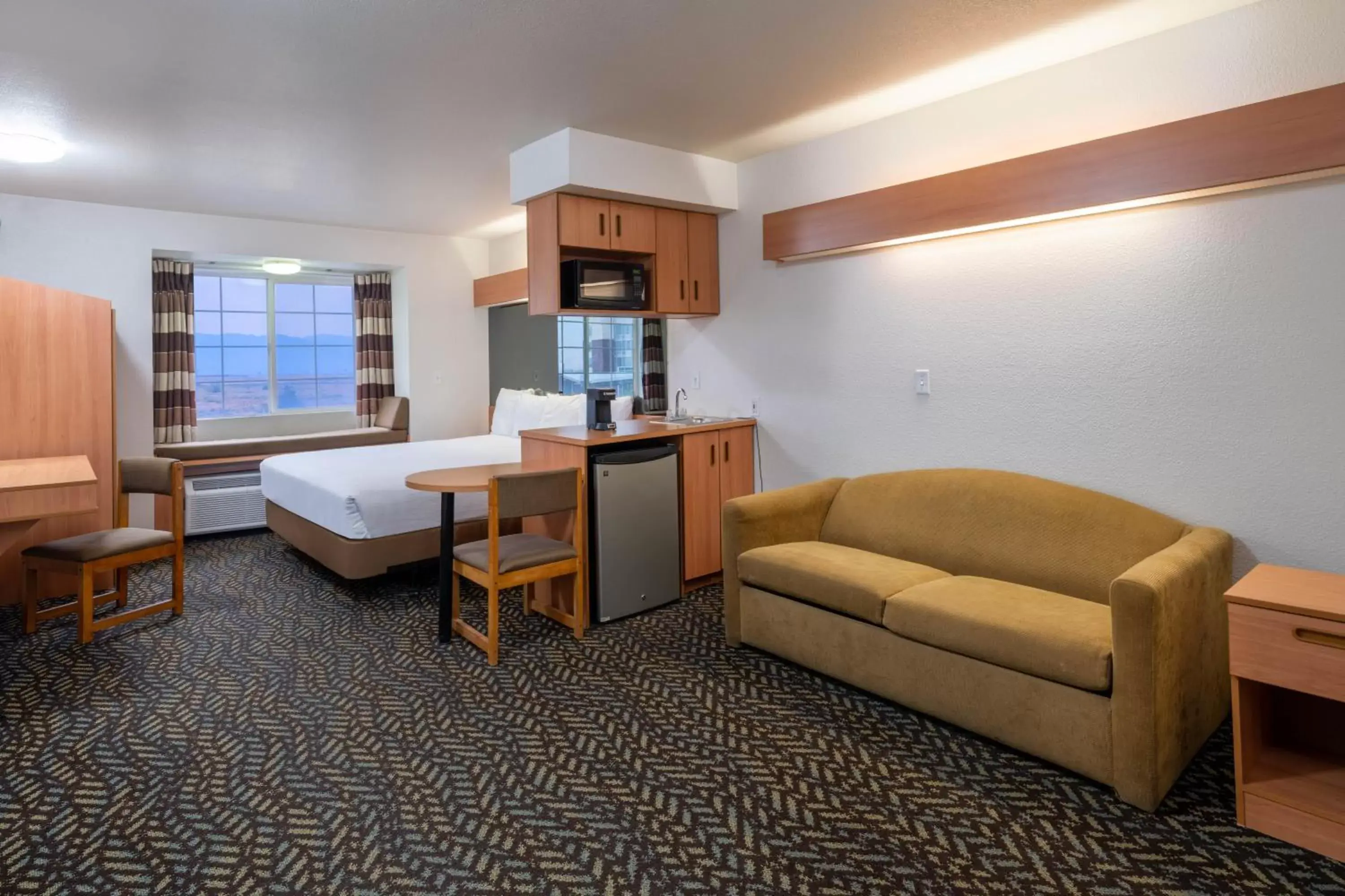 Living room, Seating Area in Microtel Inn & Suites by Wyndham Salt Lake City Airport