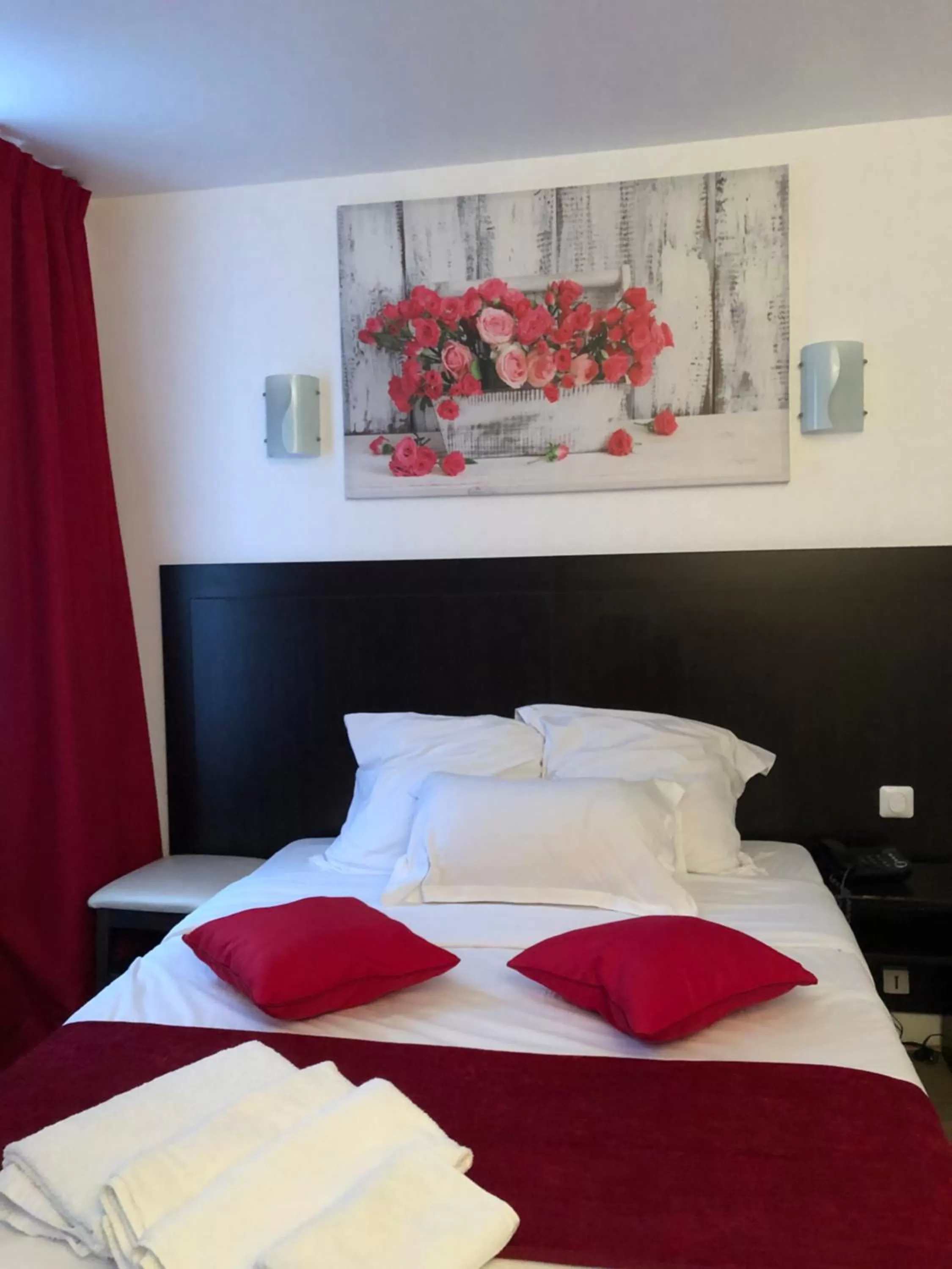 Bed in Hôtel de Bordeaux