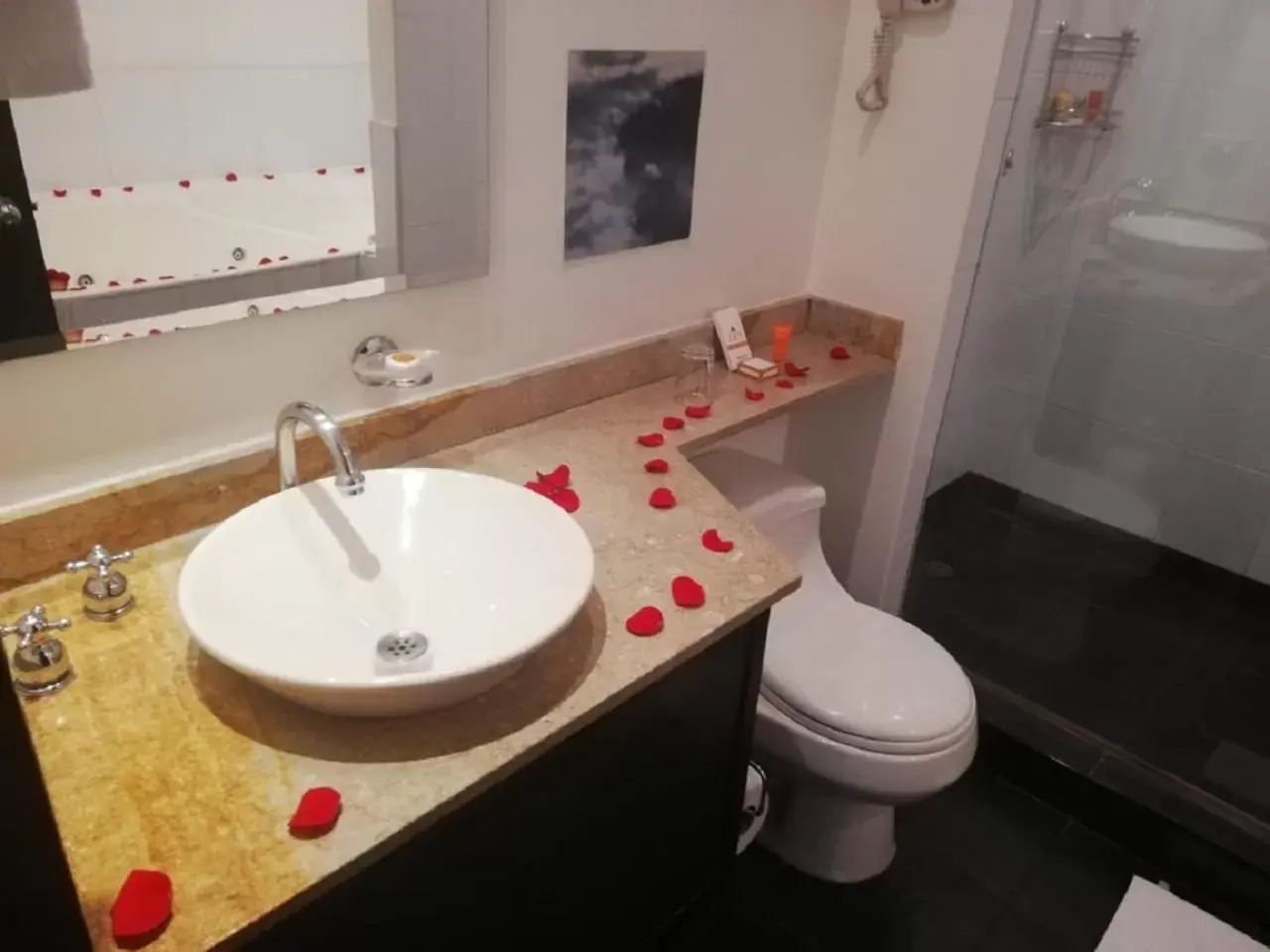 Bathroom in Hotel 104 Art Suites