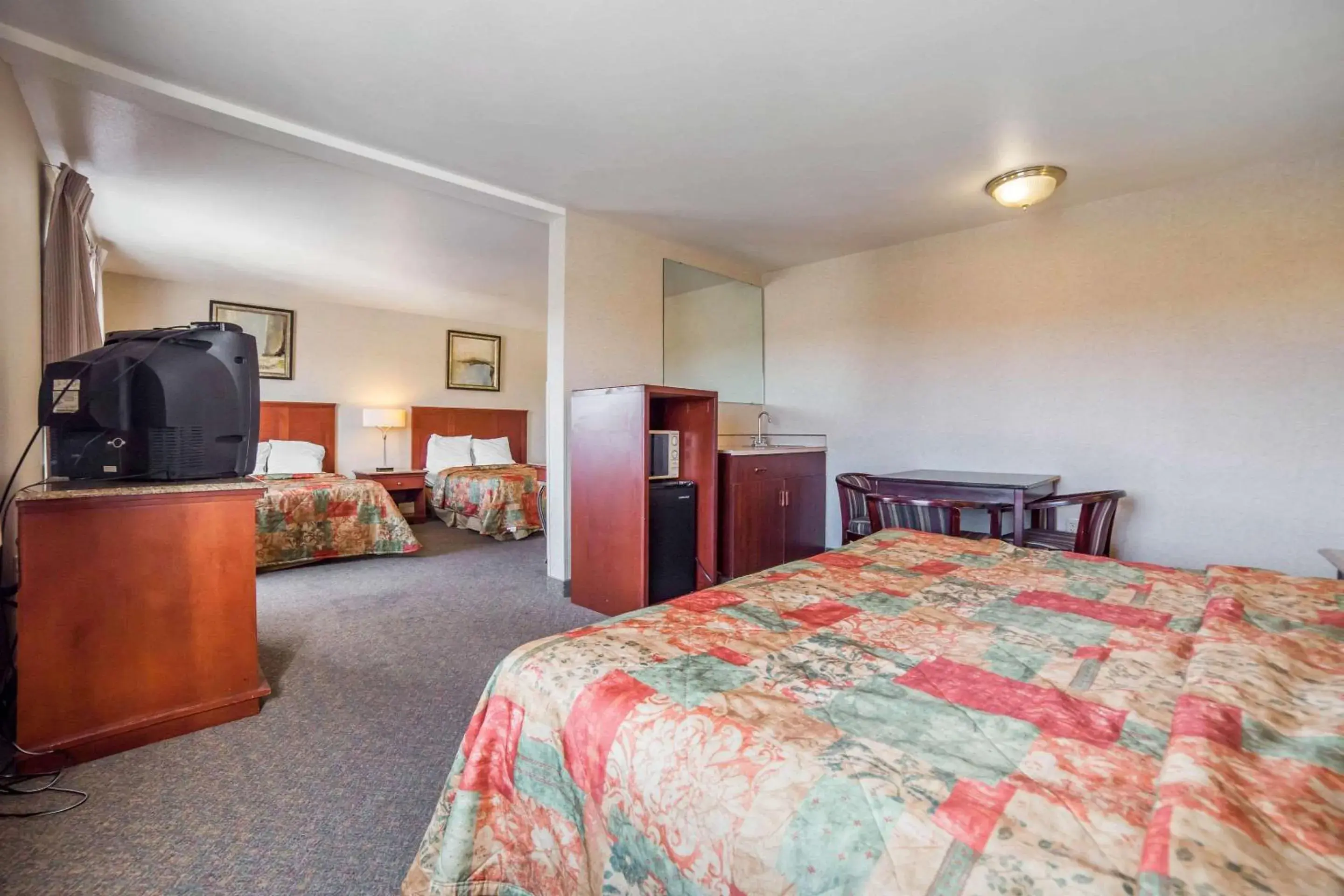 Photo of the whole room, Bed in Rodeway Inn & Suites Nampa