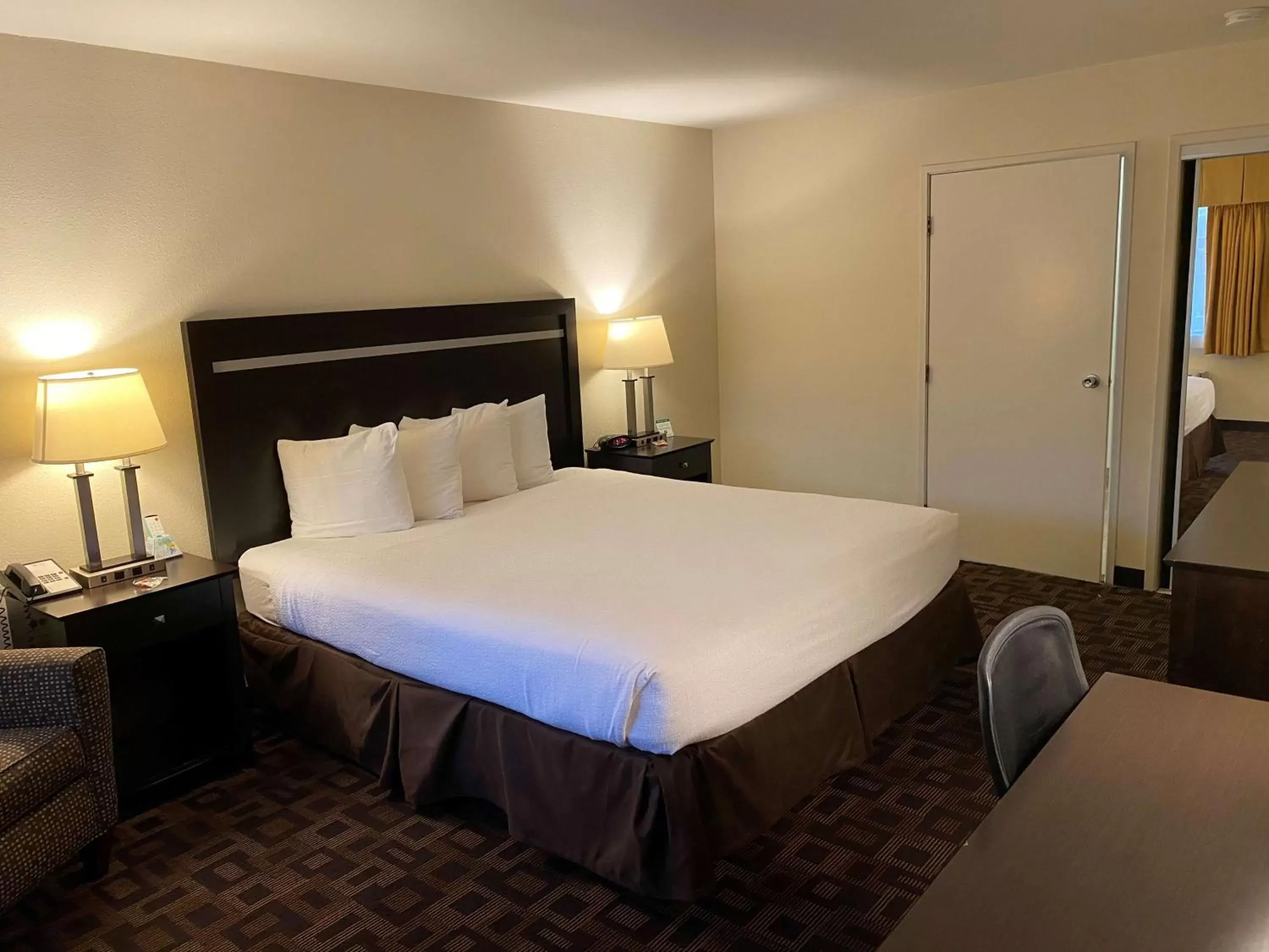 Photo of the whole room, Bed in Best Western PLUS Inn of Hayward