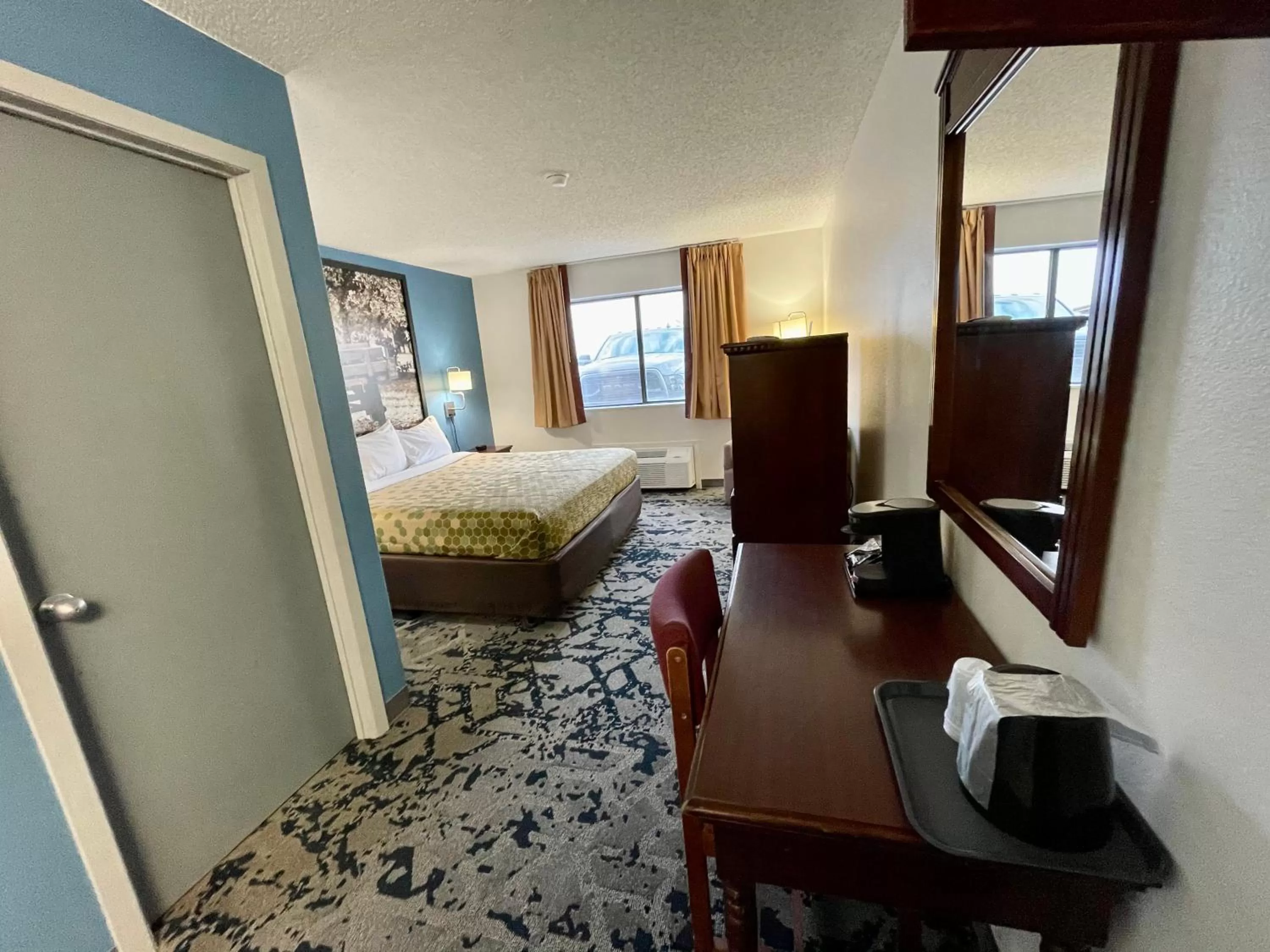 Photo of the whole room, Bed in Lamoni Inn & Suites