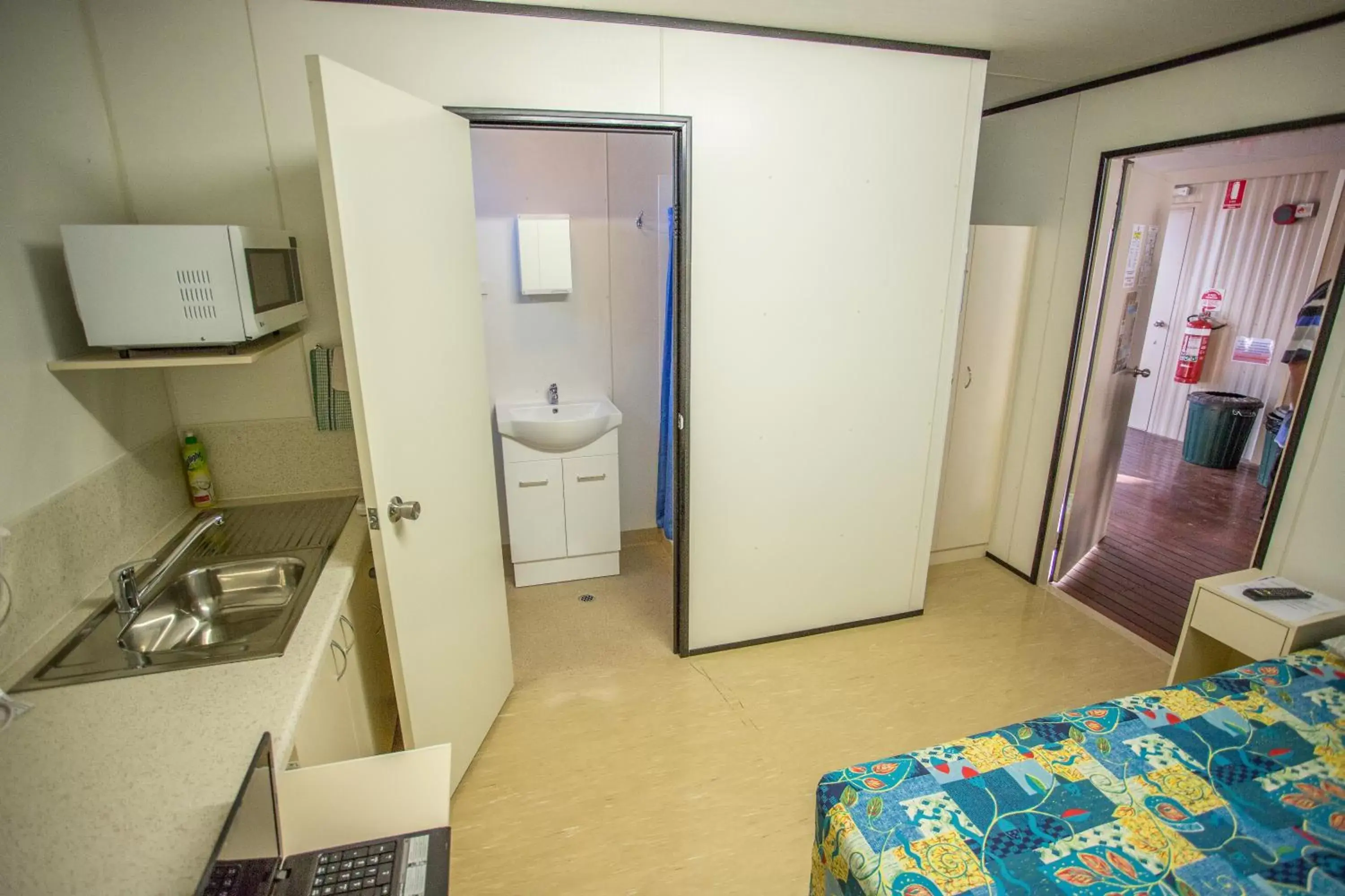 Bed, Kitchen/Kitchenette in Leichhardt Accommodation