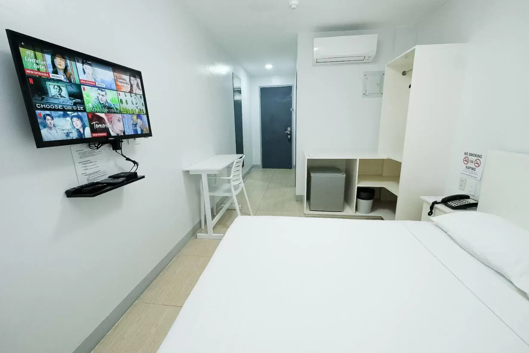 Bedroom, TV/Entertainment Center in Rosey Hotel