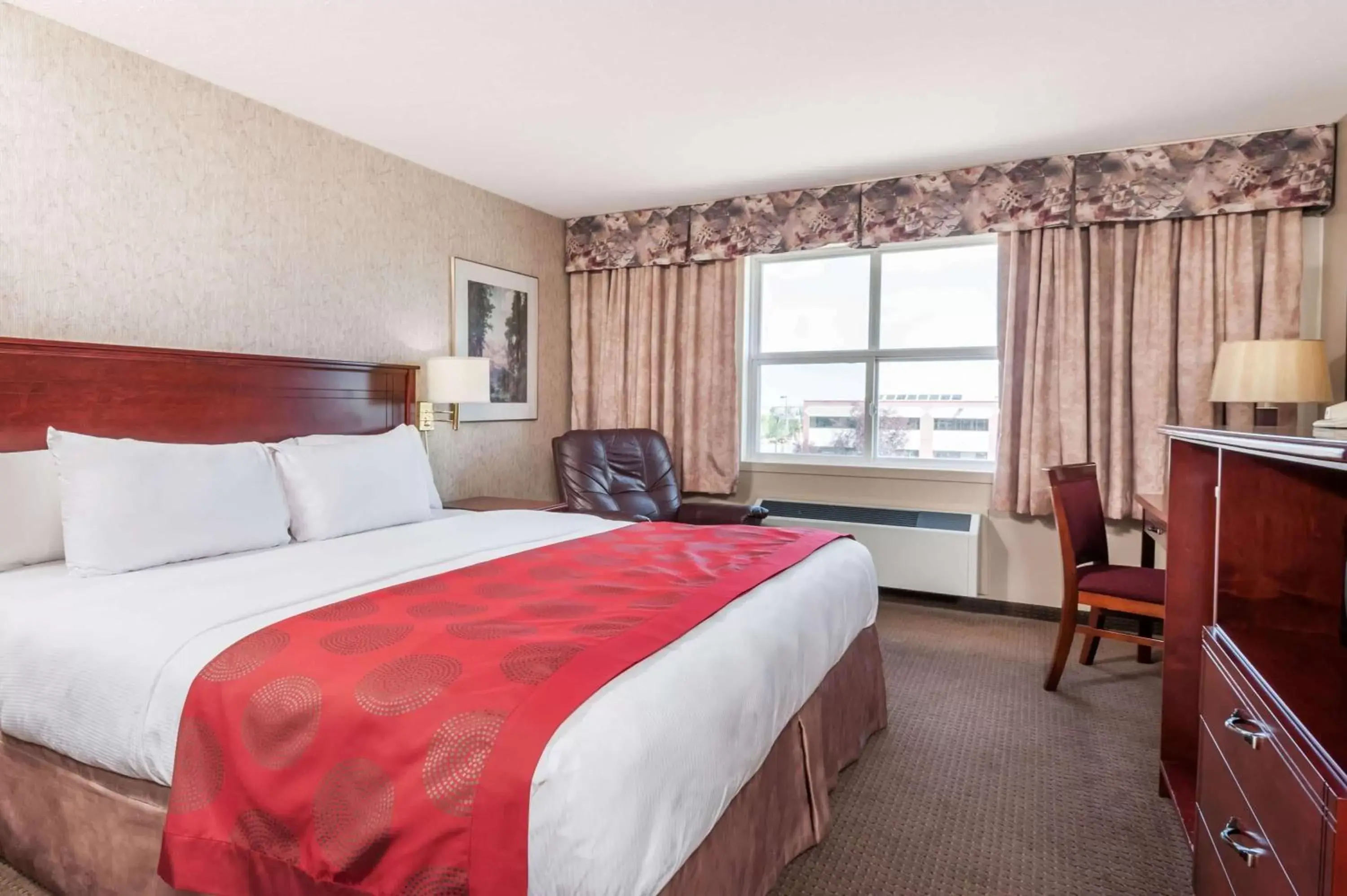 Photo of the whole room, Bed in Ramada by Wyndham Sherwood Park
