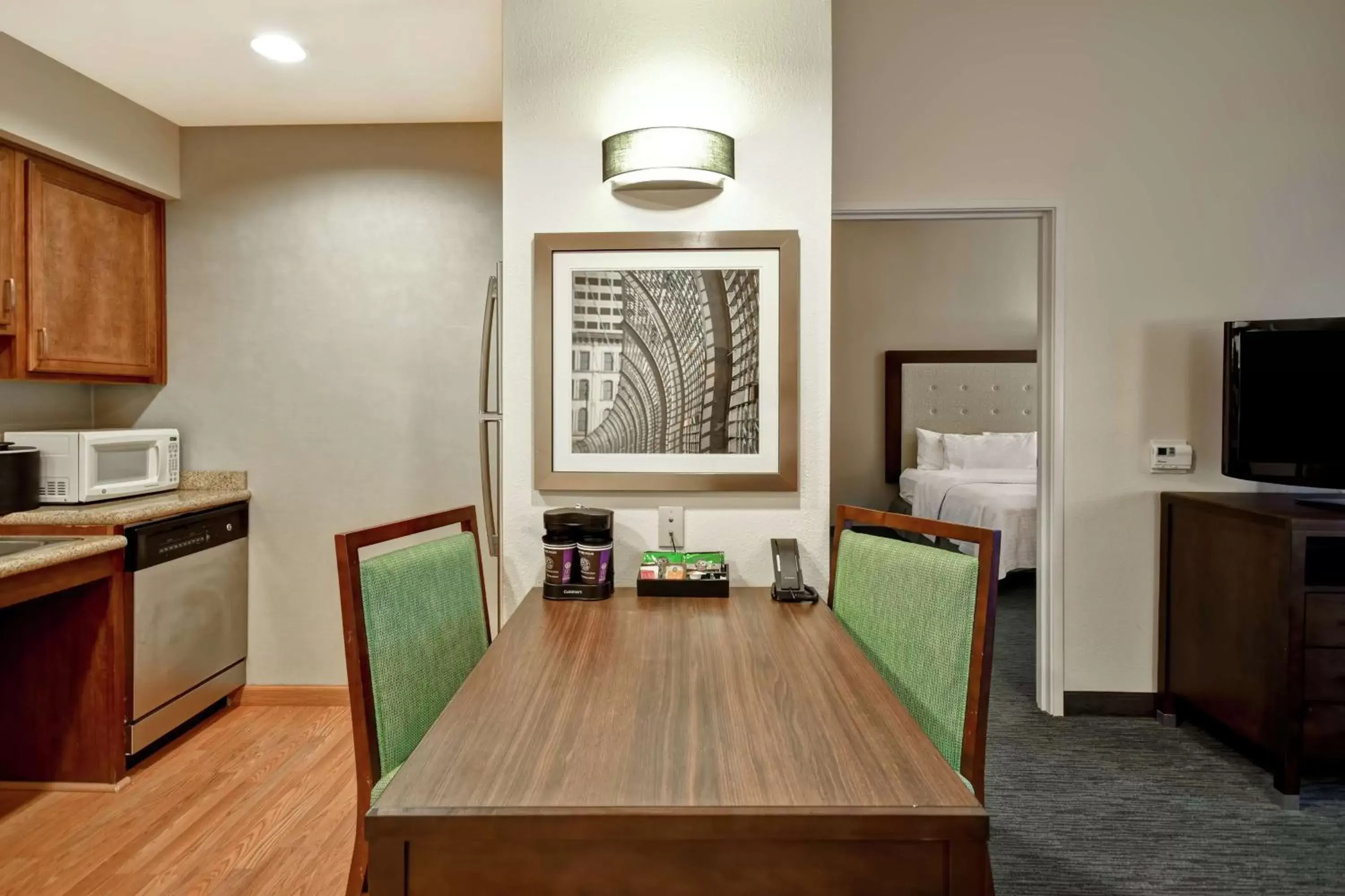 Bedroom, Kitchen/Kitchenette in Homewood Suites by Hilton Cincinnati-Milford