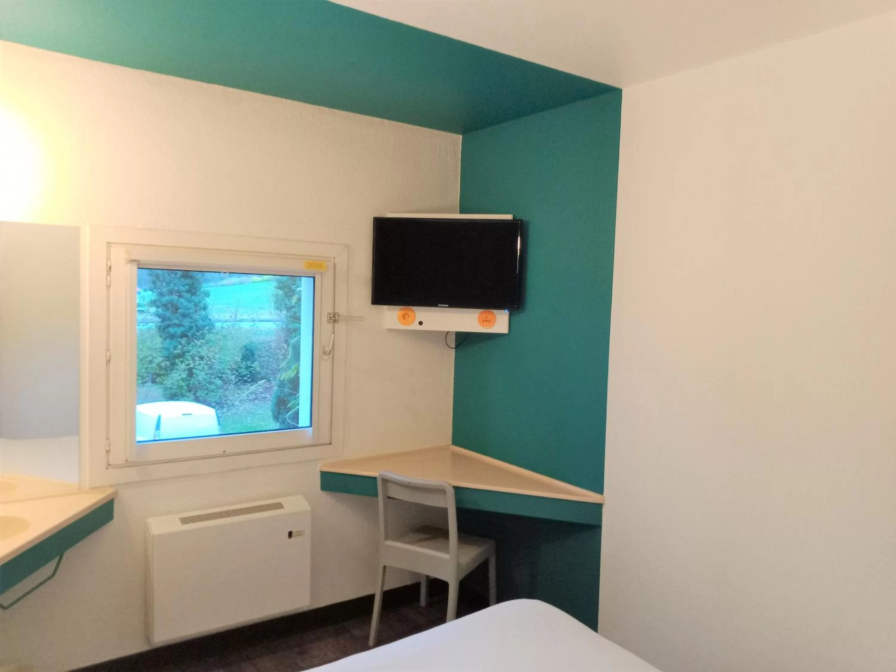 Photo of the whole room, Bed in chicÔtel Périgueux Boulazac