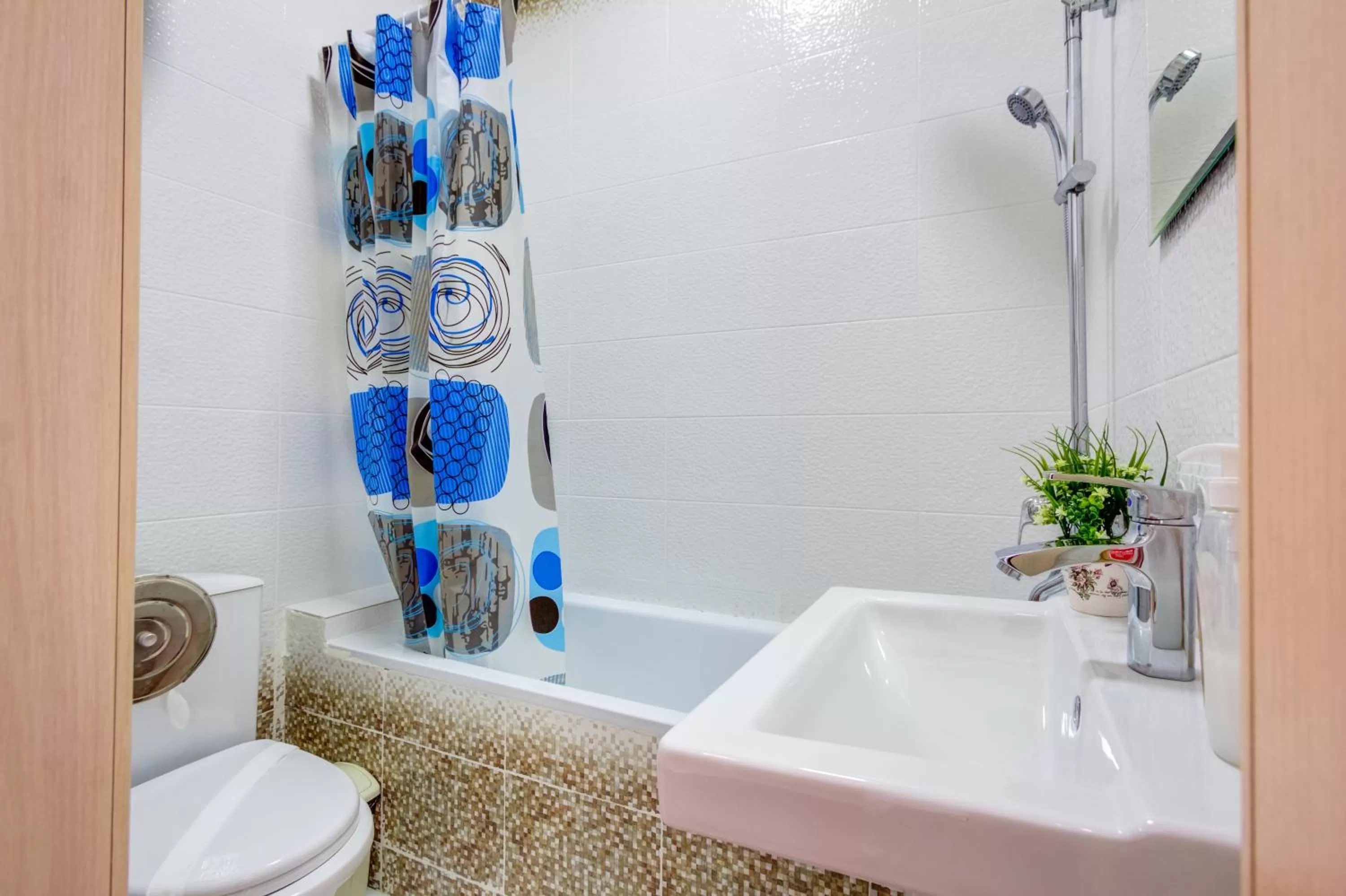 WHITE HOTEL & HOSTEL