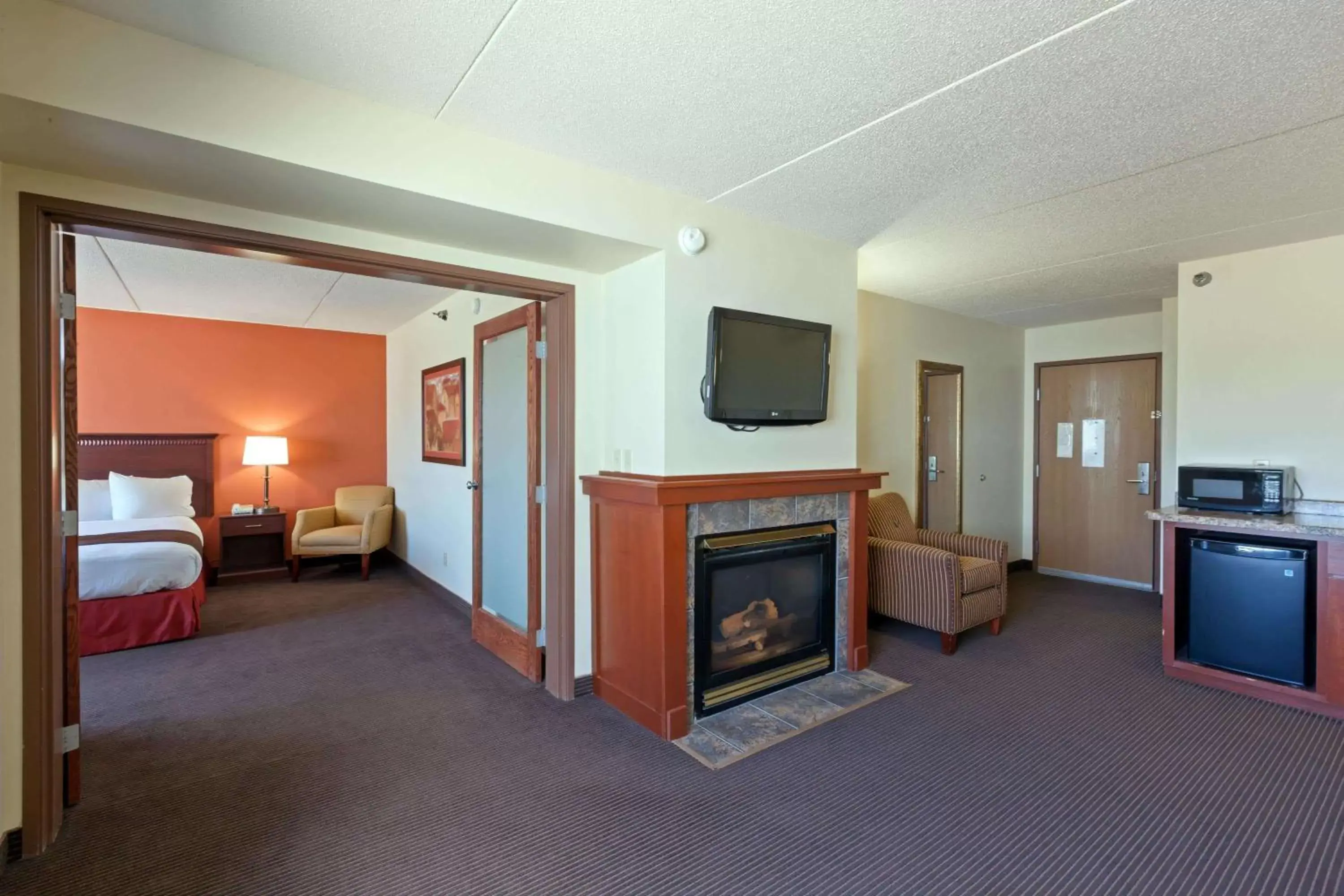 Photo of the whole room, TV/Entertainment Center in AmericInn by Wyndham Valley City Conference Center