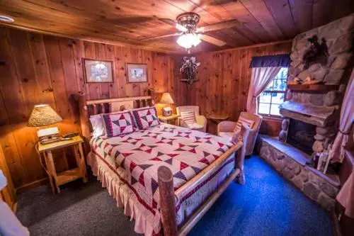 Bed in Cottage Inn At Lake Tahoe