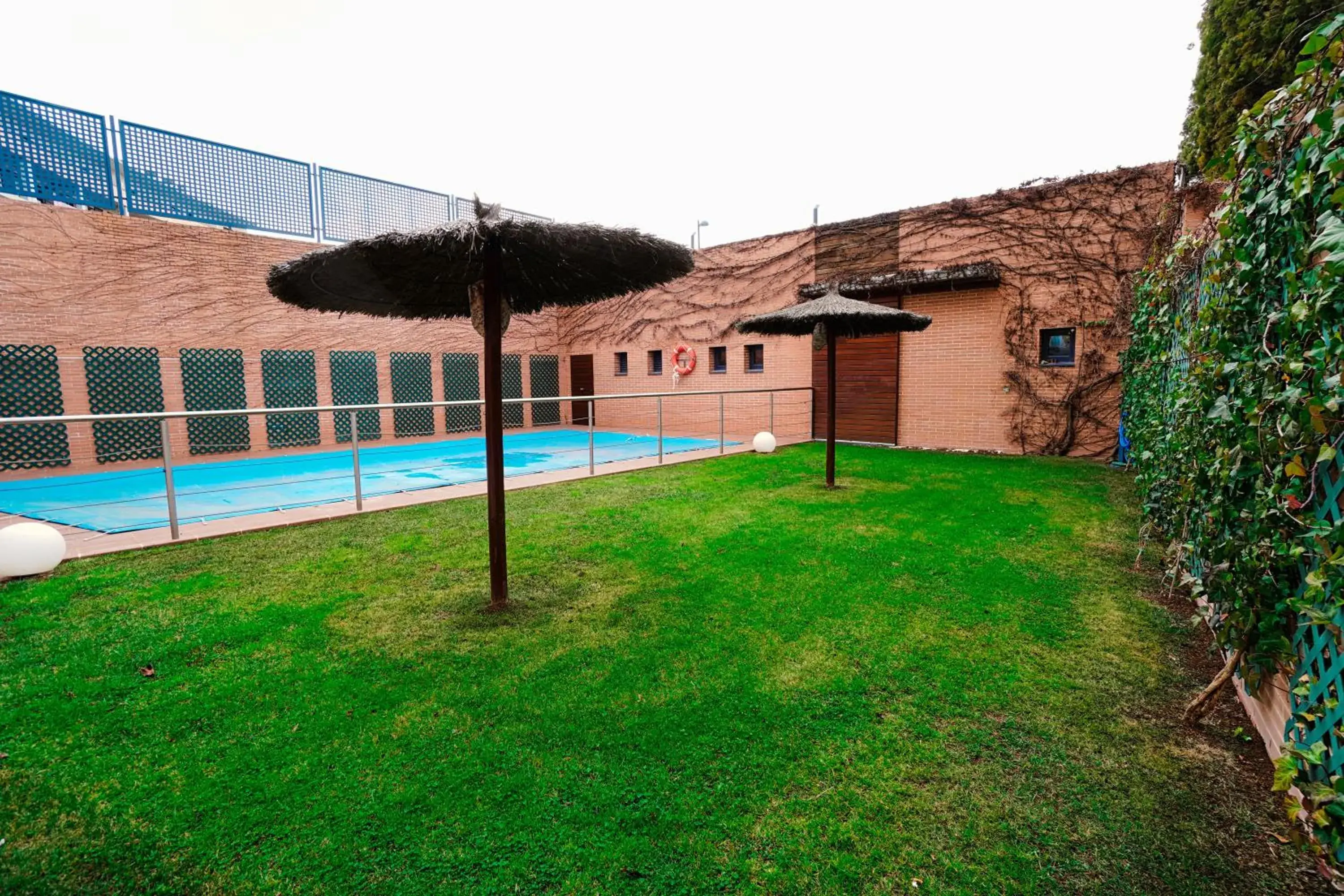 Property building, Swimming Pool in Hotel Reston Valdemoro