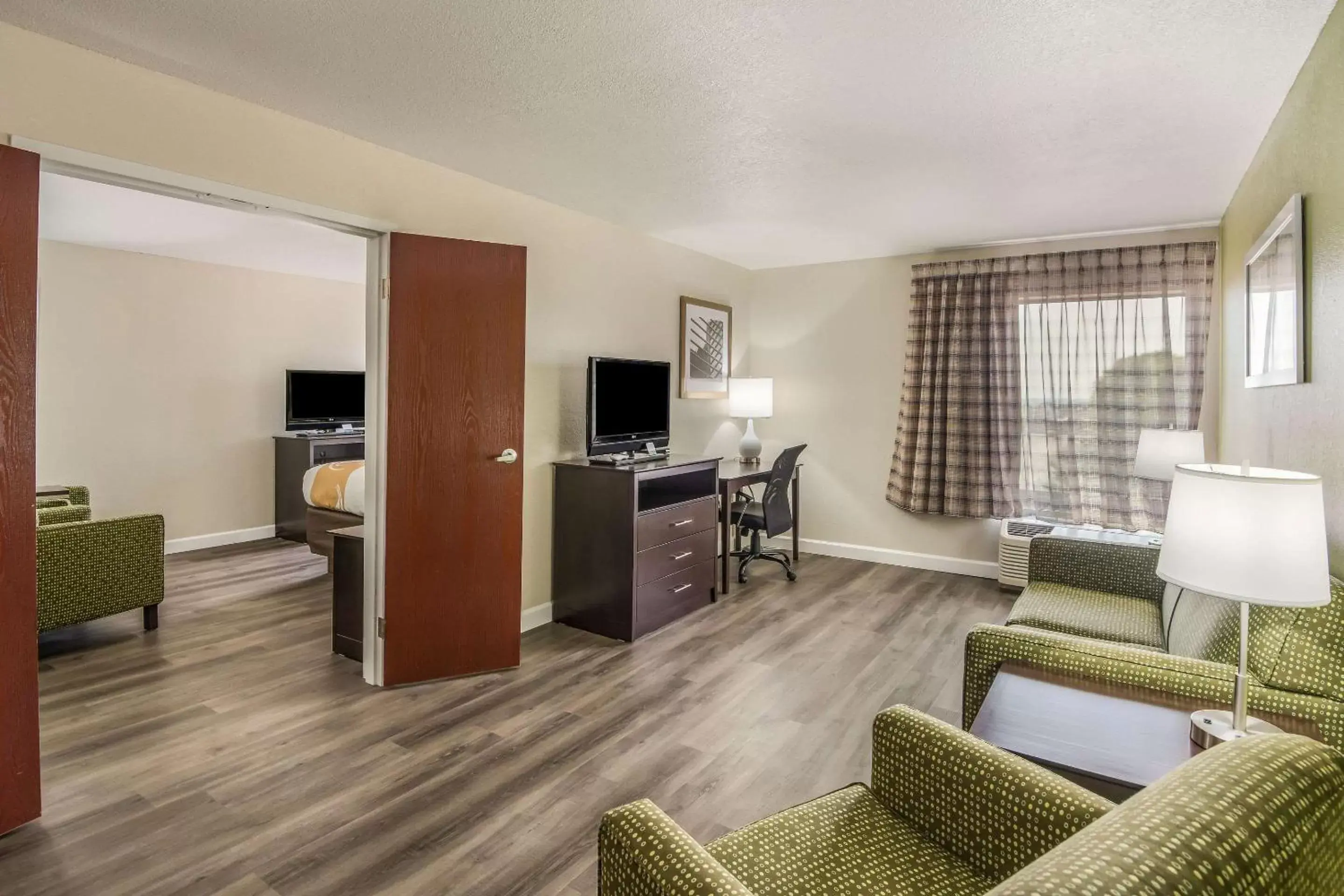 Photo of the whole room, Seating Area in Quality Inn & Suites Quincy - Downtown