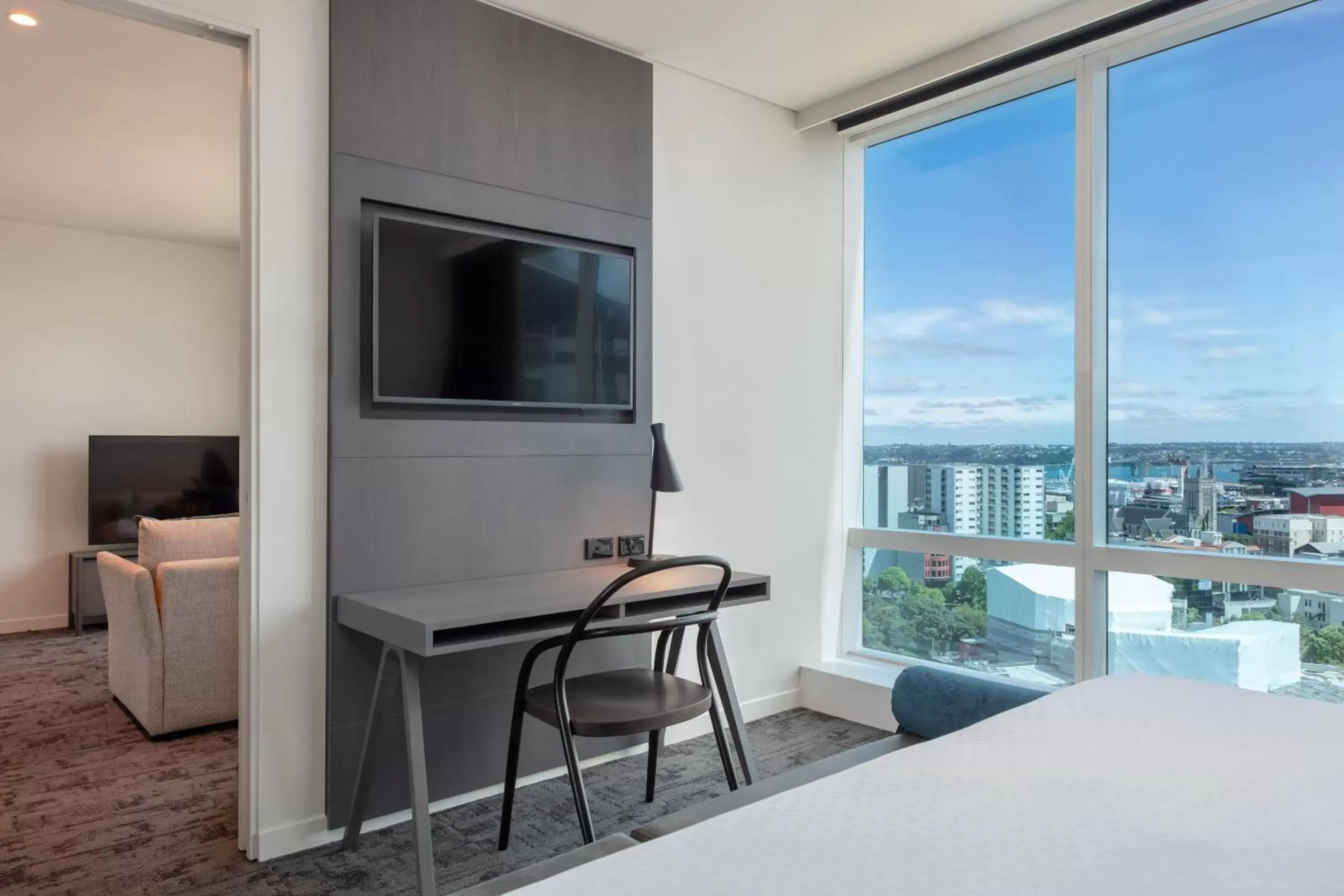 Bedroom, TV/Entertainment Center in Four Points by Sheraton Auckland