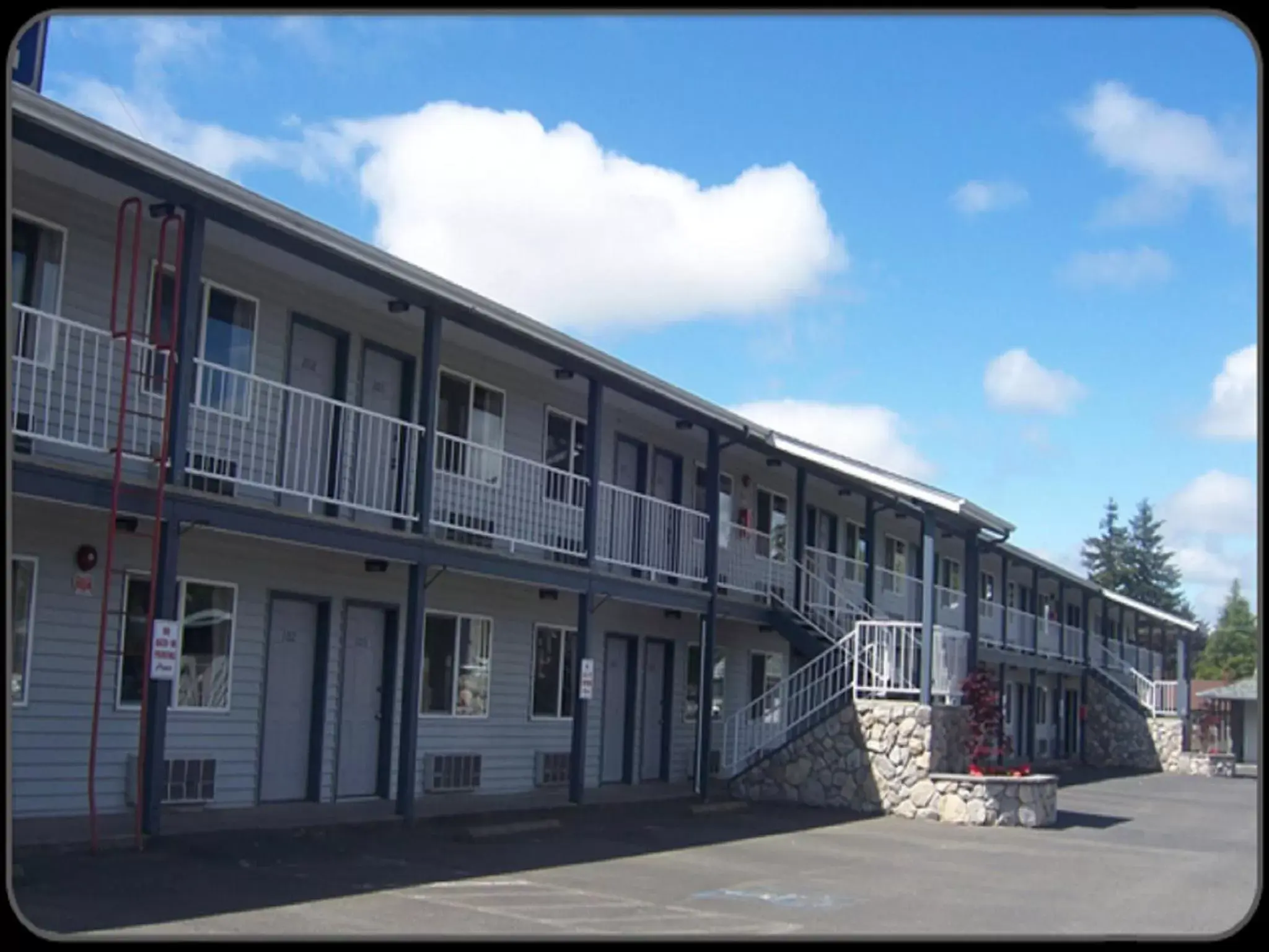 Facade/entrance, Property Building in Pacific Inn Motel