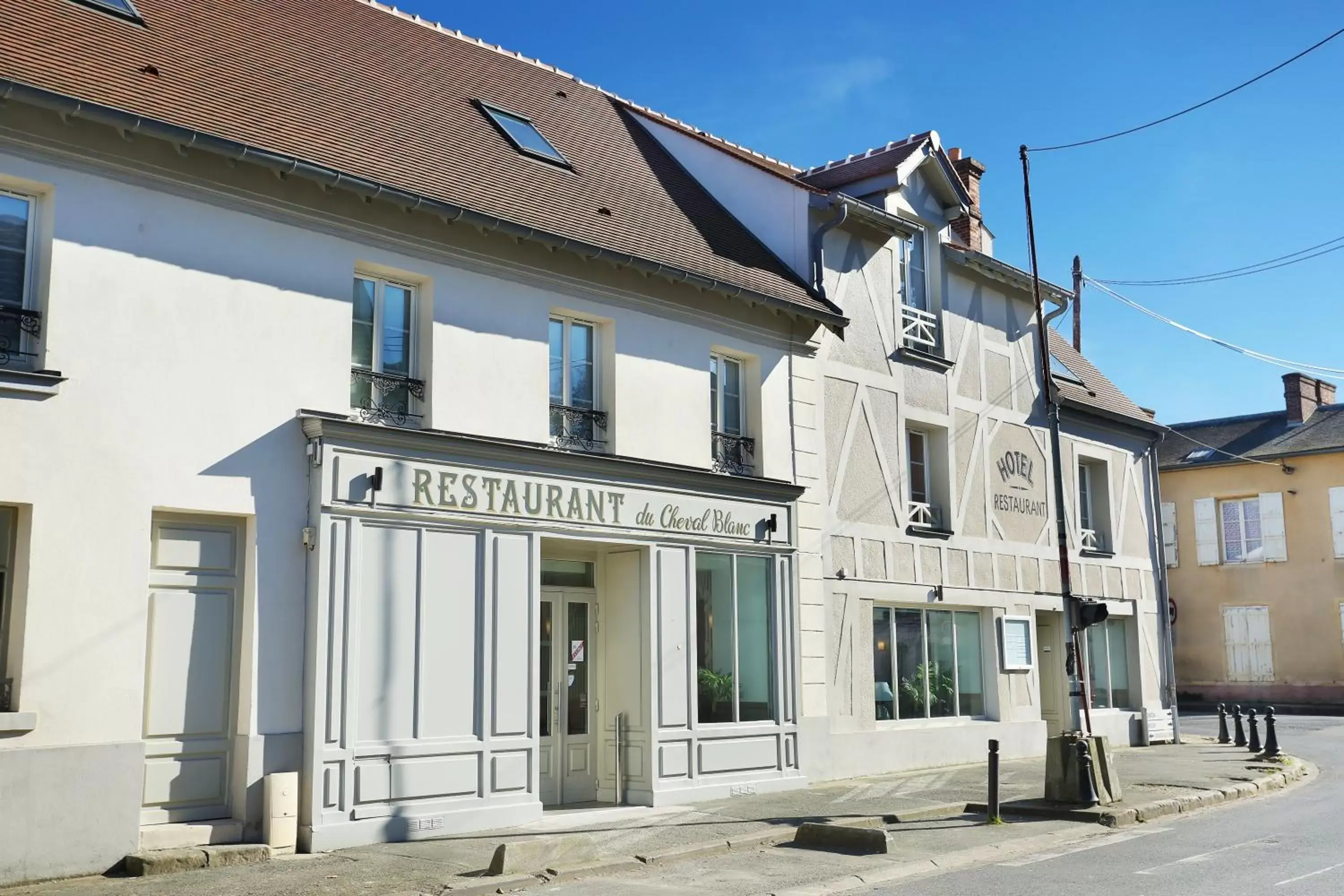 Restaurant/places to eat, Property Building in Hôtel Le Cheval Blanc