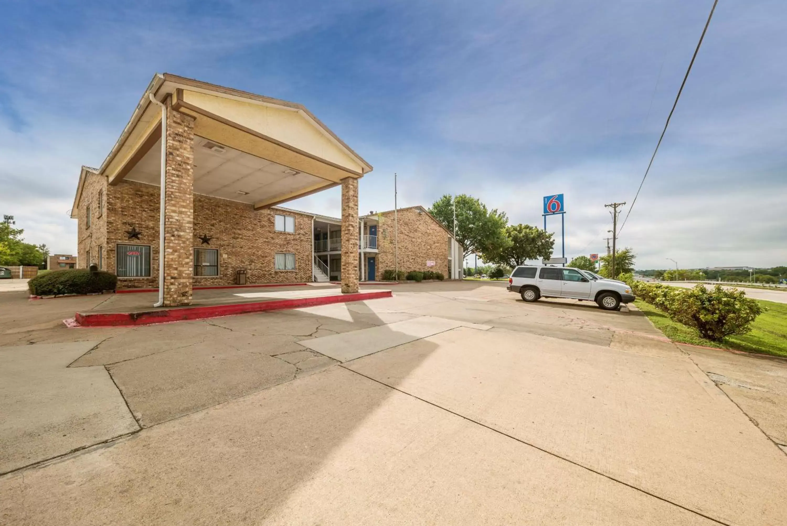 Property Building in Motel 6-Red Oak, TX - Dallas