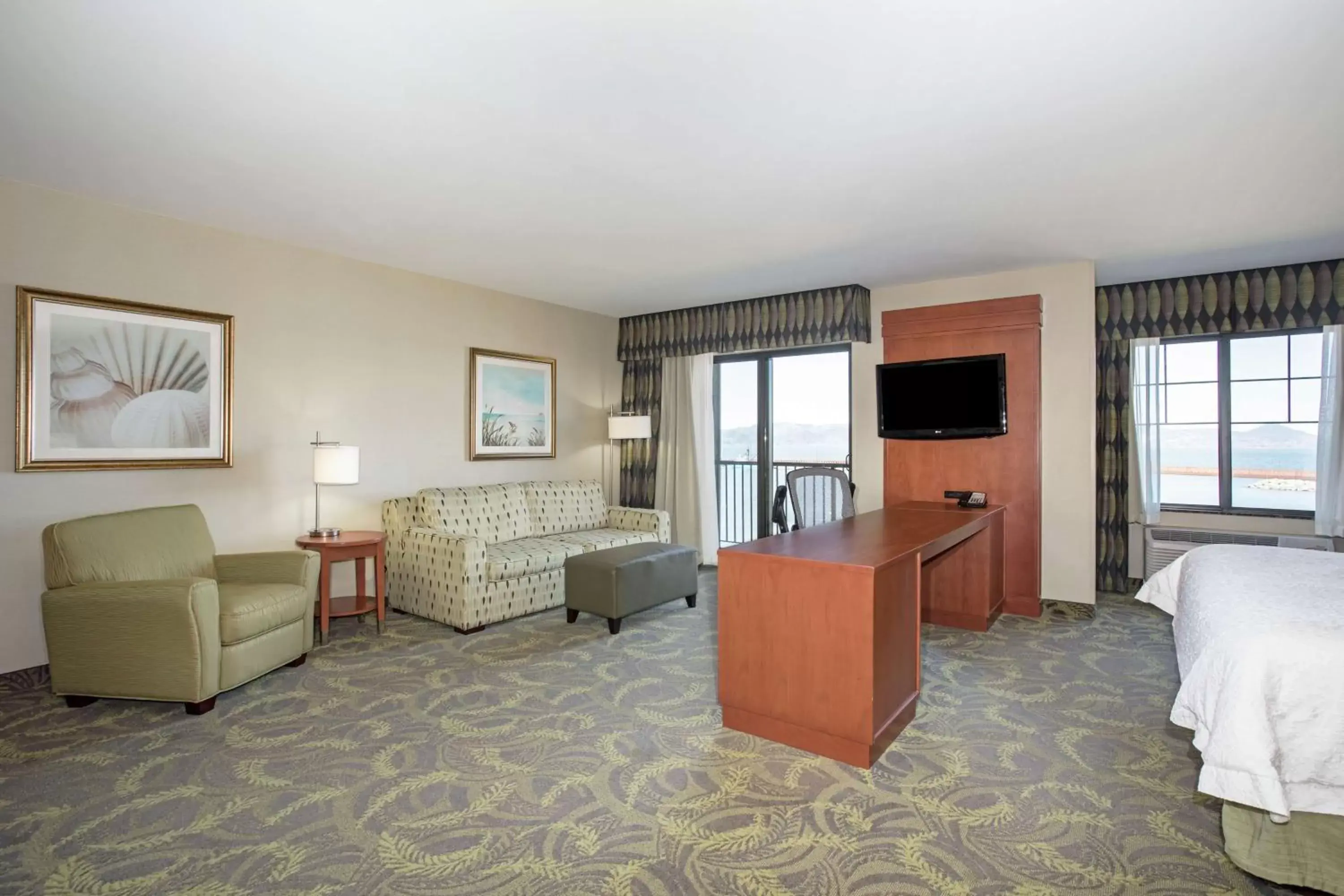 Bedroom, Seating Area in Hampton Inn & Suites Astoria