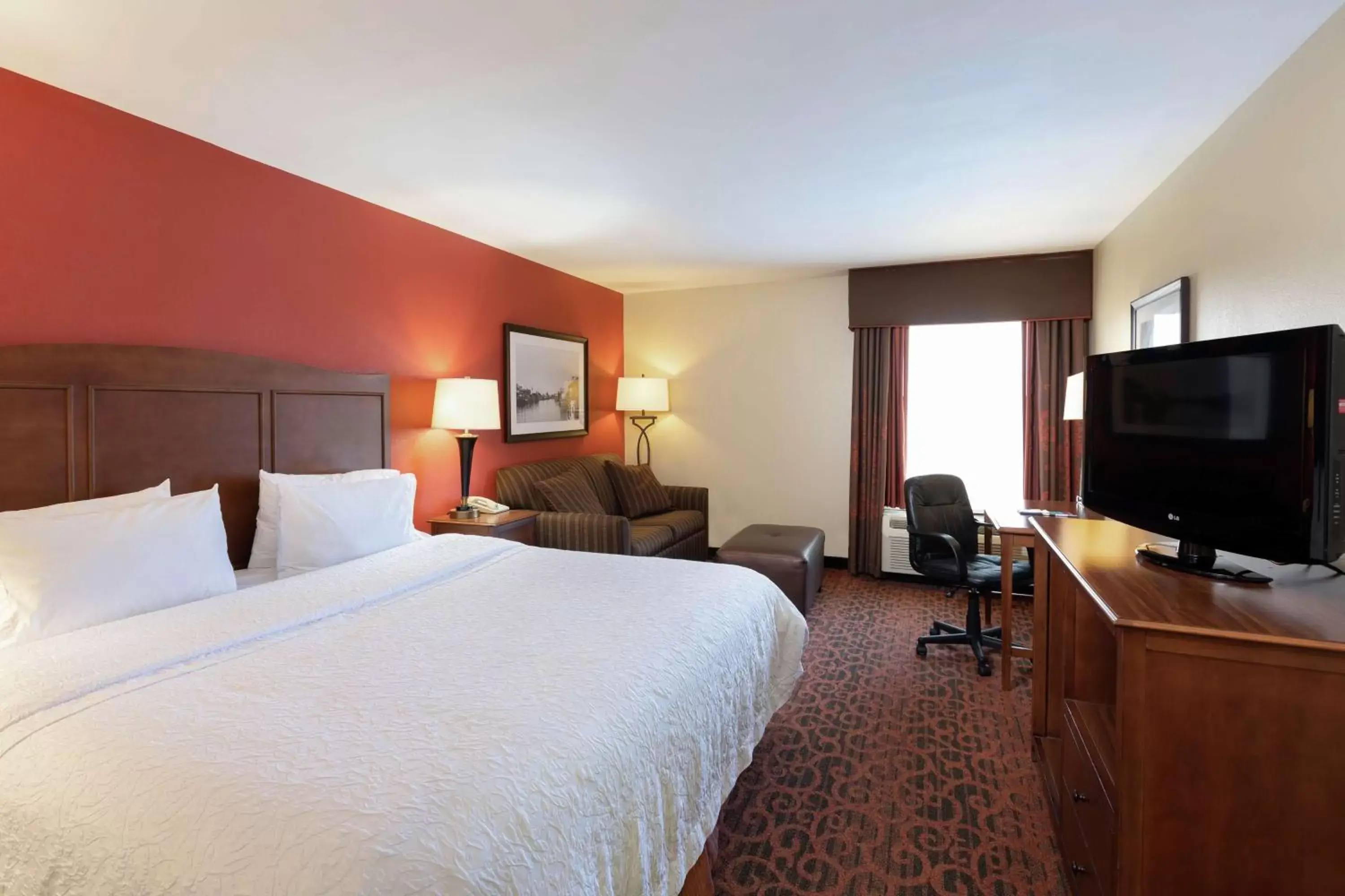 Bedroom, TV/Entertainment Center in Hampton Inn Houma