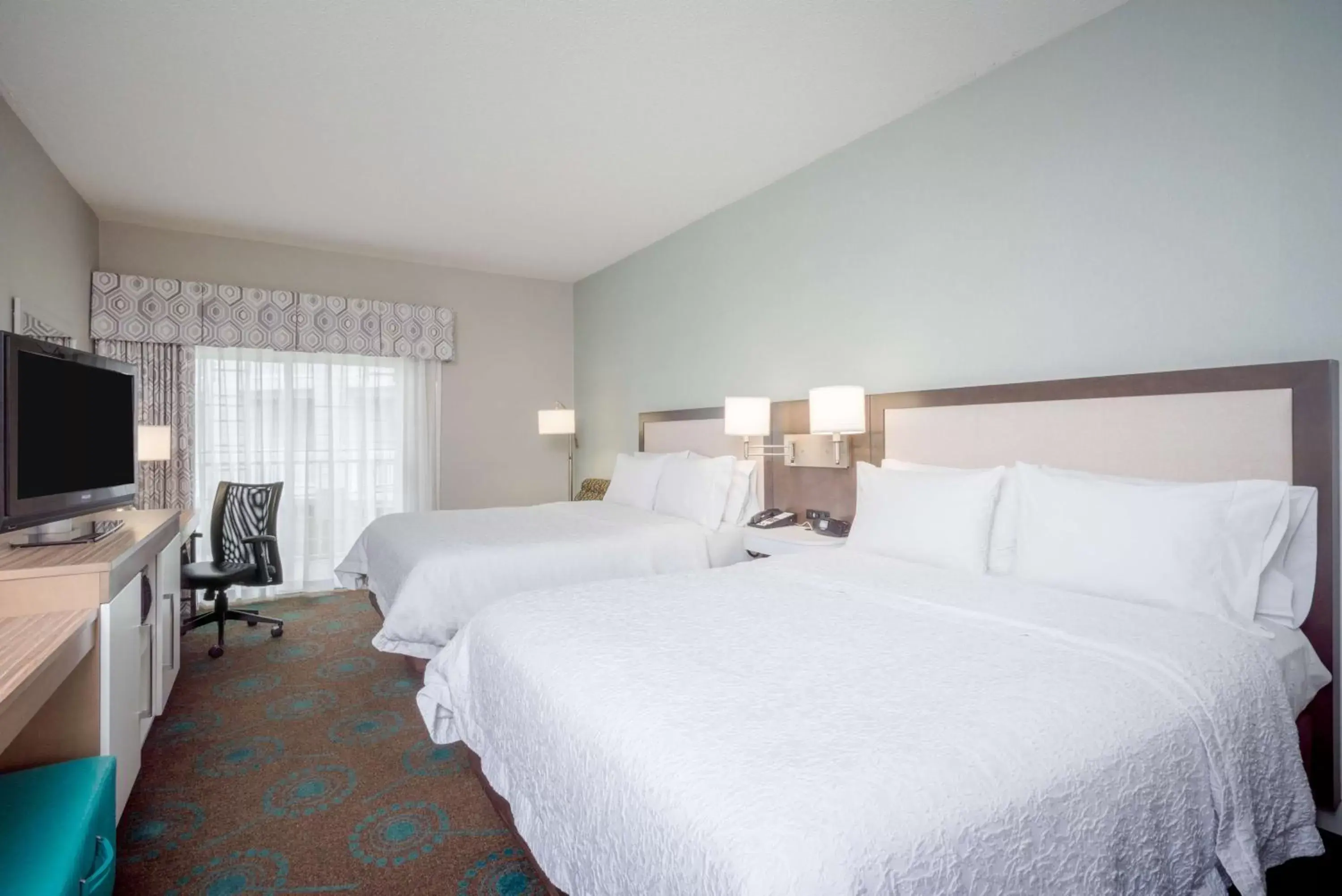 Bed in Hampton Inn & Suites Chincoteague-Waterfront, Va