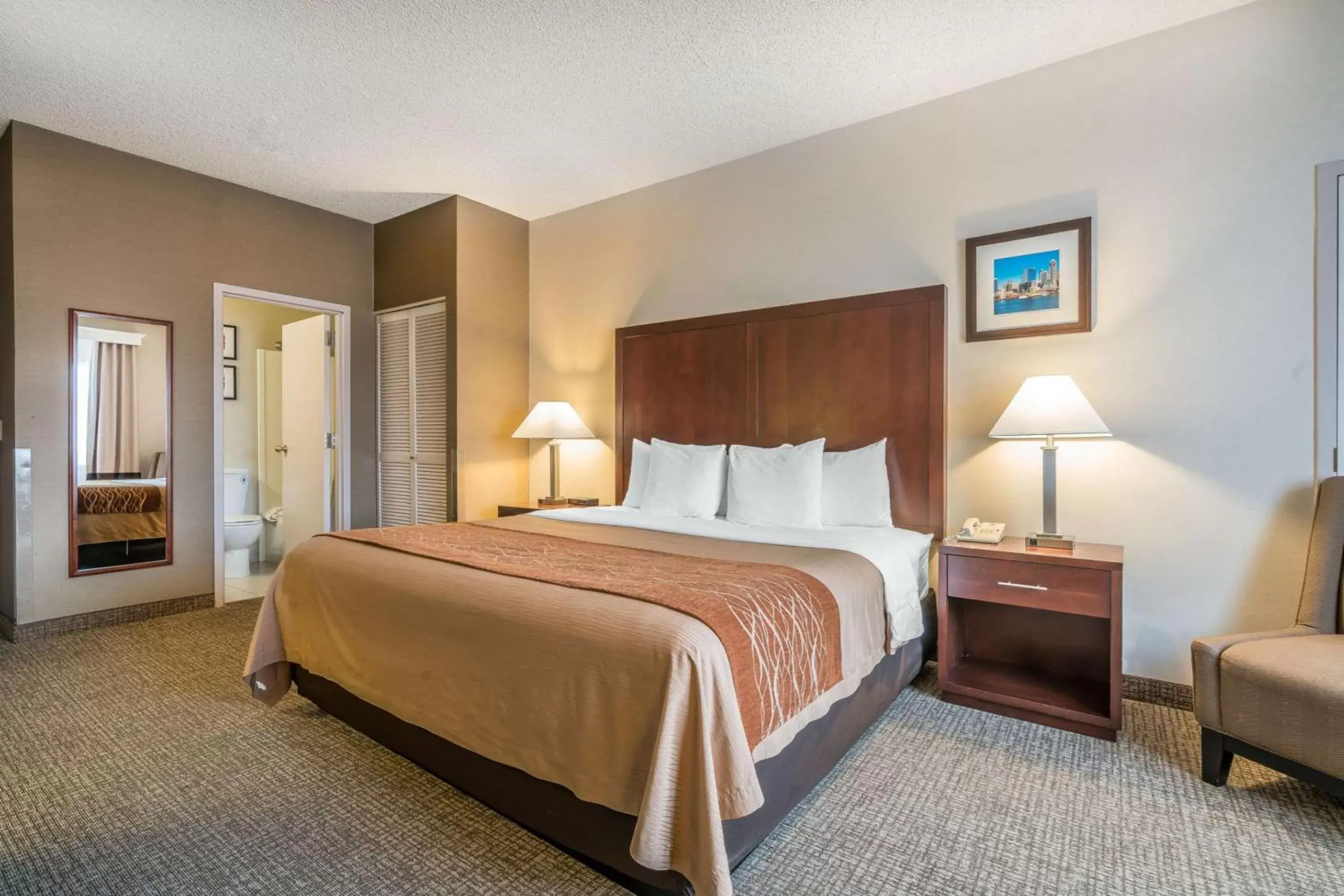 Photo of the whole room, Bed in Comfort Inn & Suites Seattle North