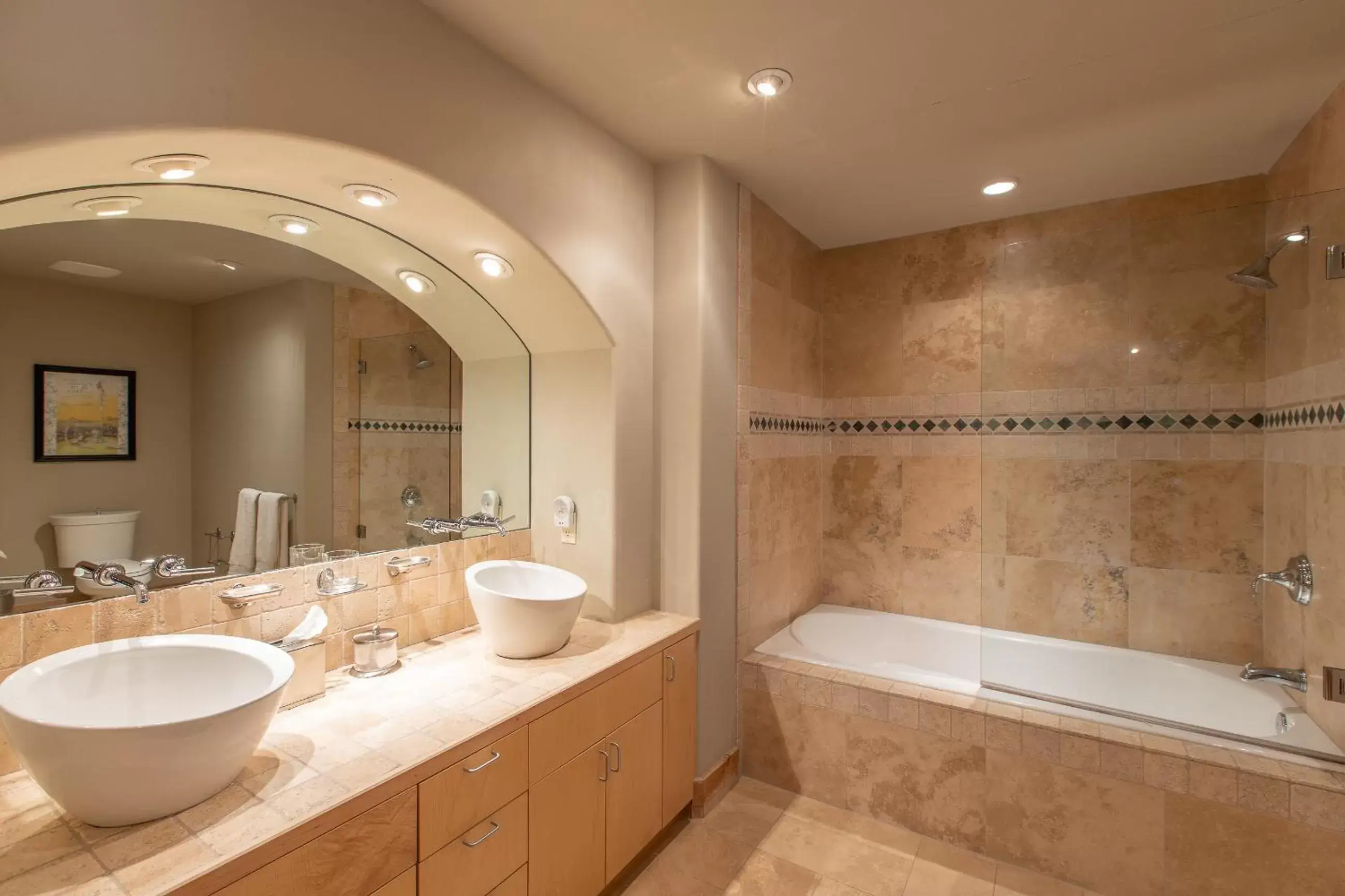 Shower, Bathroom in Nordic Inn