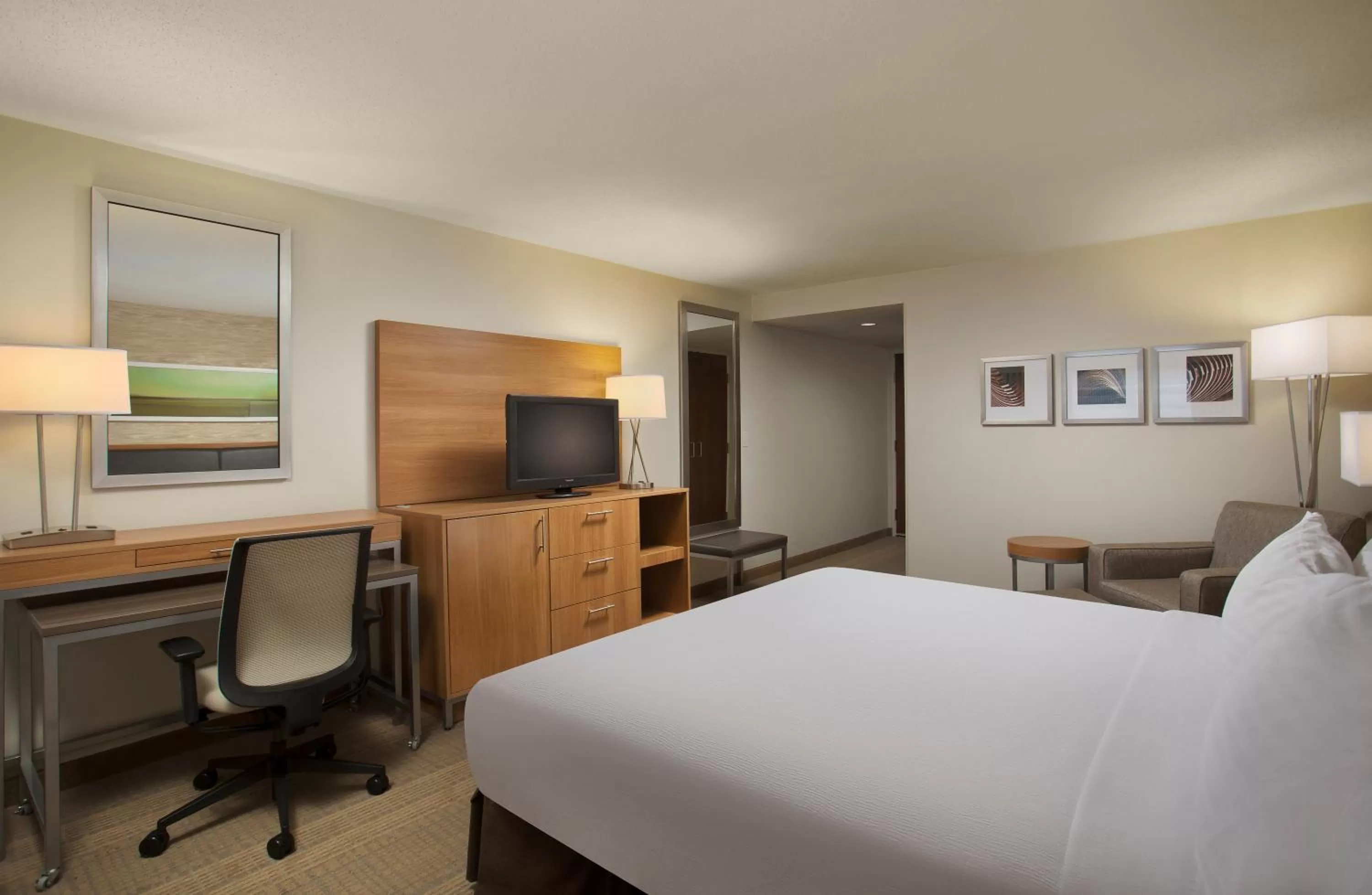 Photo of the whole room, Bed in Holiday Inn Grand Rapids-Airport by IHG