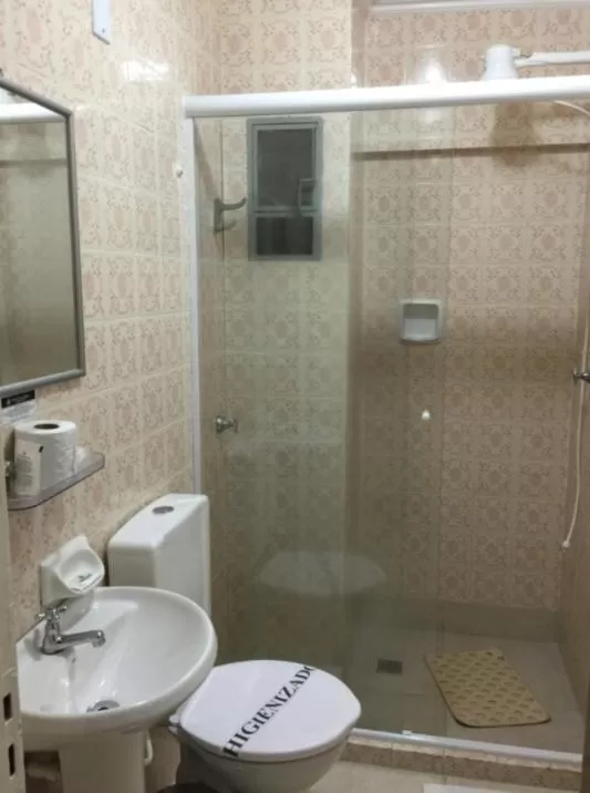 Bathroom in Fares Turis Hotel