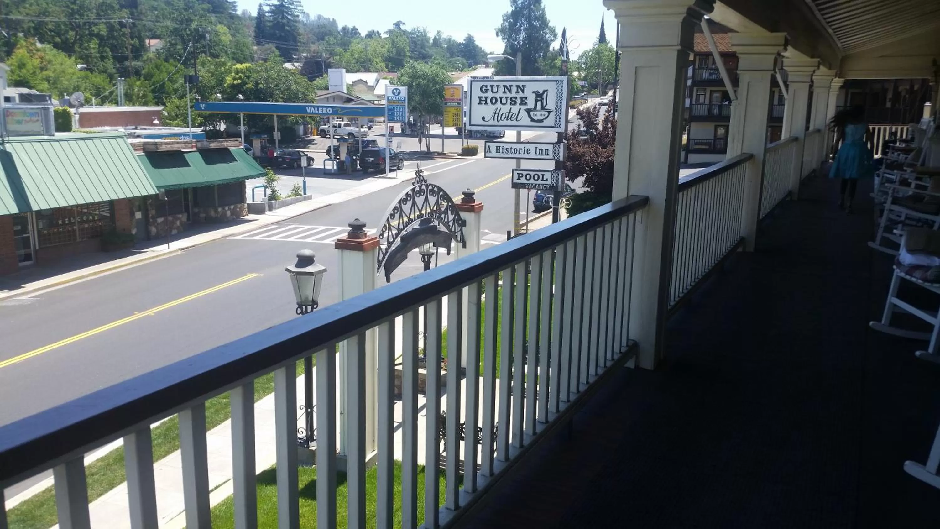 Day in Gunn House Hotel