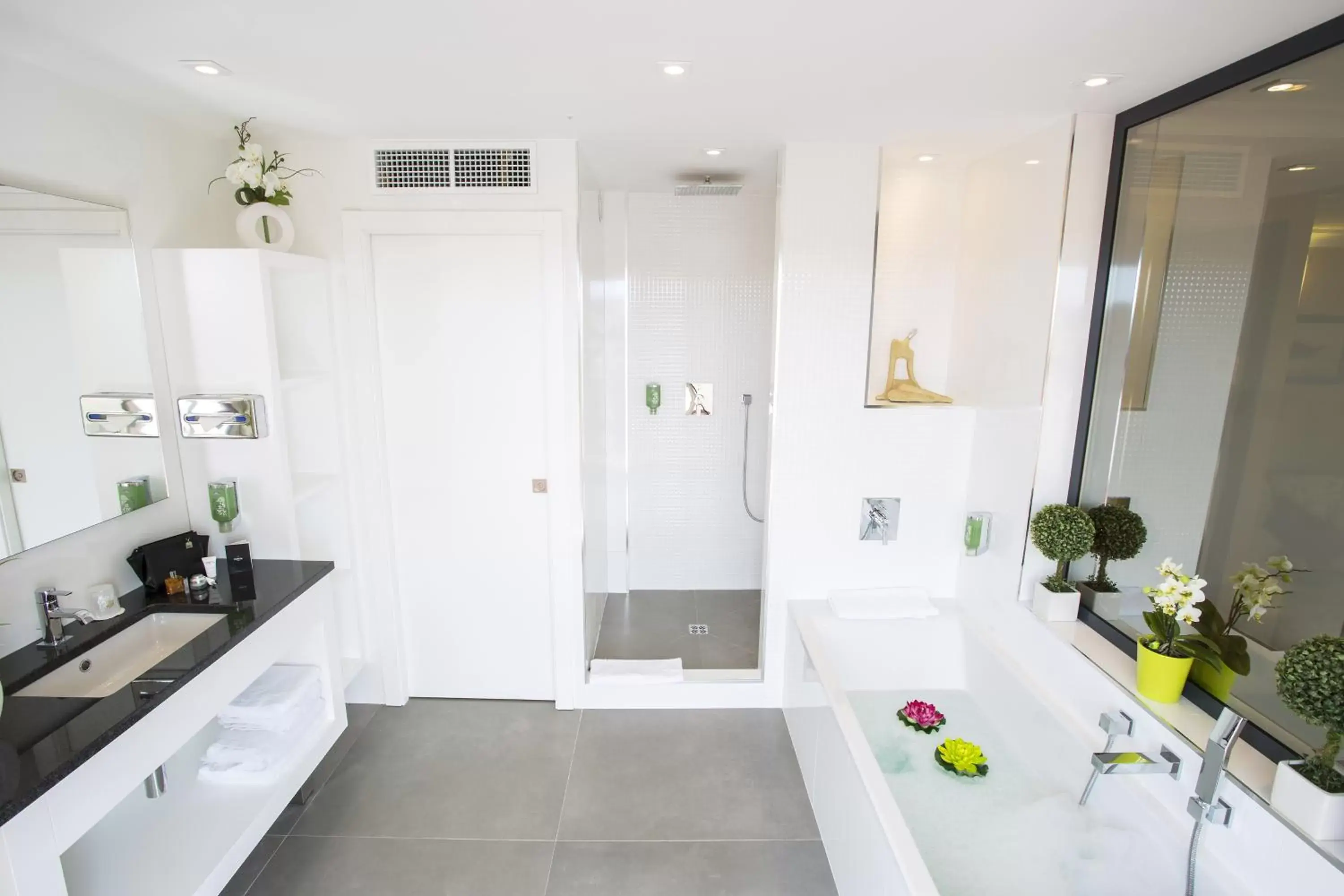 Bathroom in Best Western Plus Cannes Riviera
