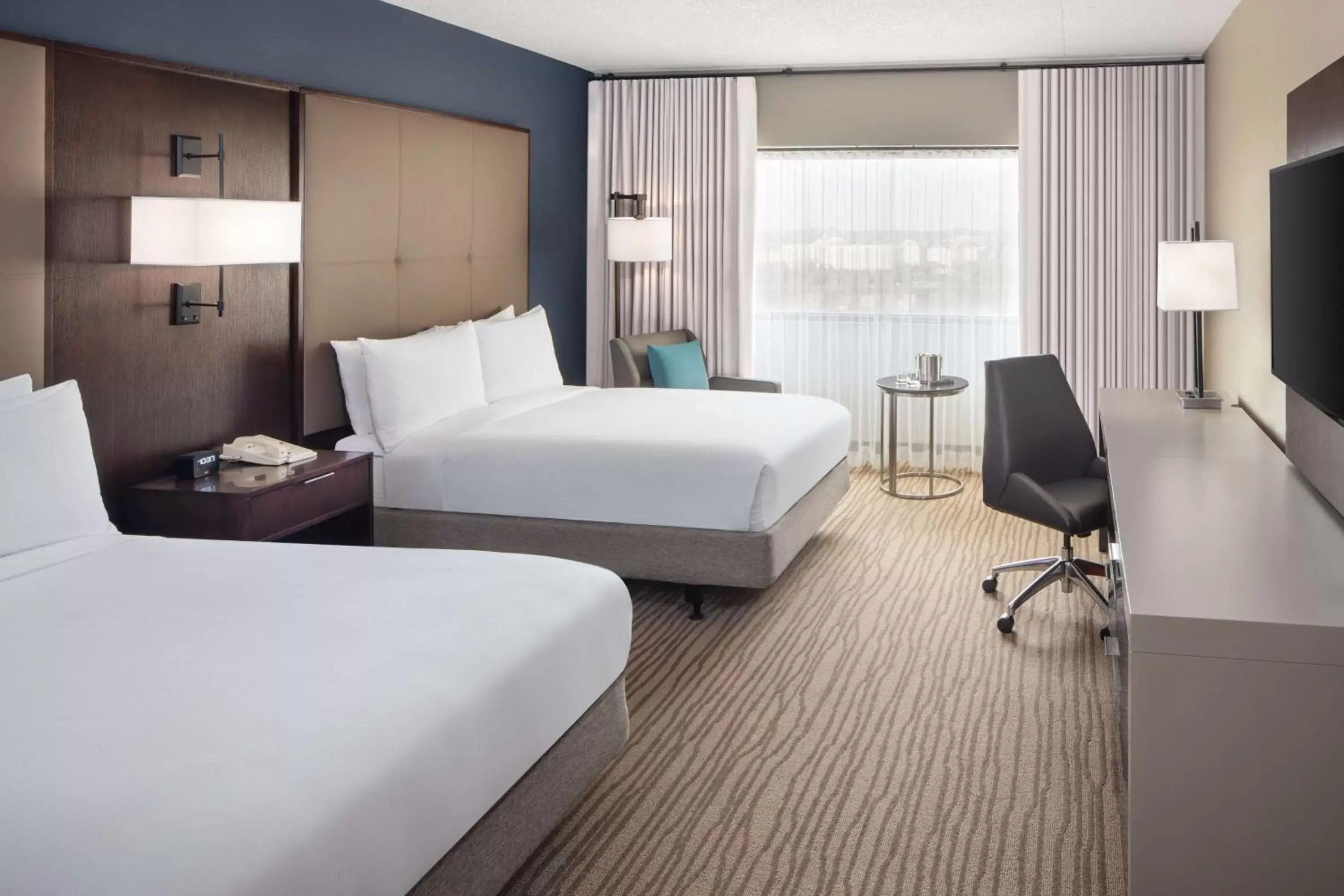 Bedroom, Bed in DoubleTree by Hilton Hotel Newark Airport