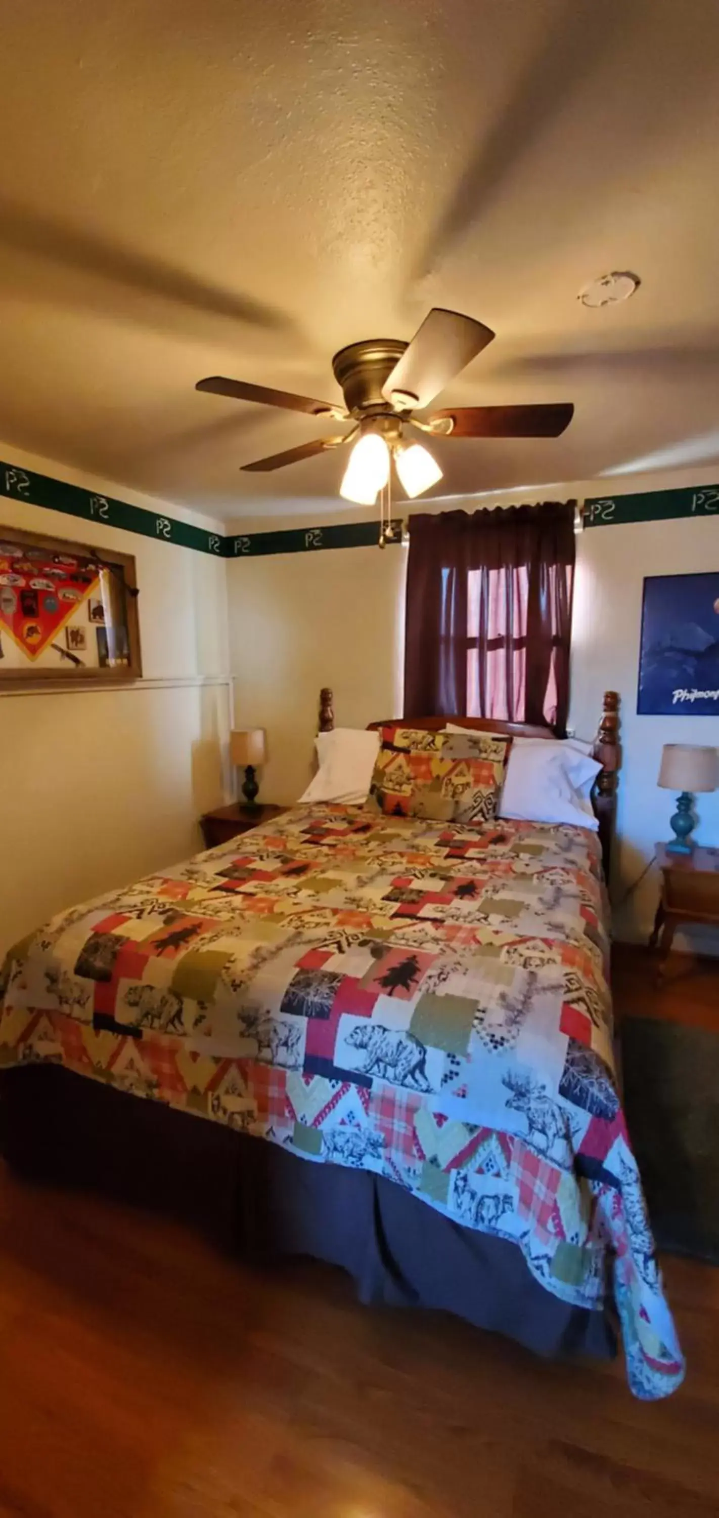 Bedroom, Bed in Hikers Cimarron Inn & RV Park
