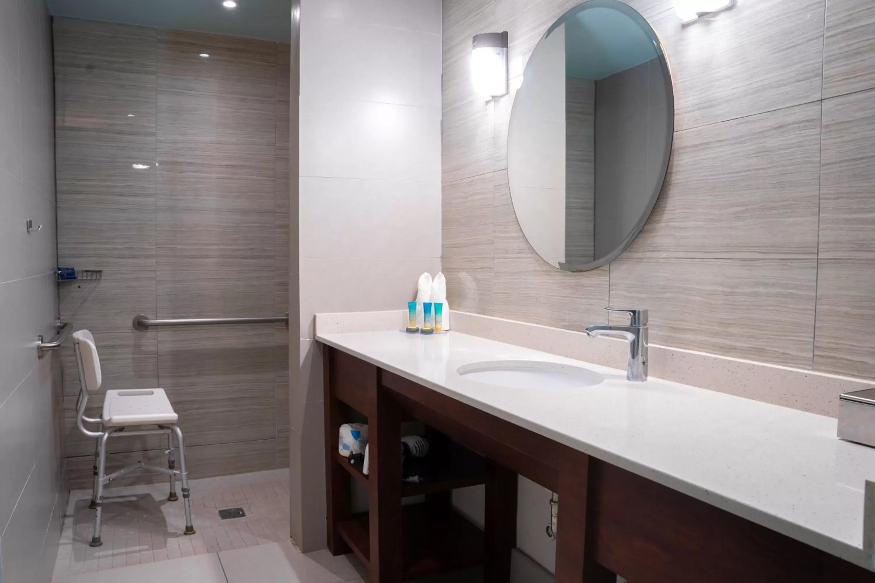 Shower, Bathroom in Abitta Boutique Hotel, Ascend Hotel Collection
