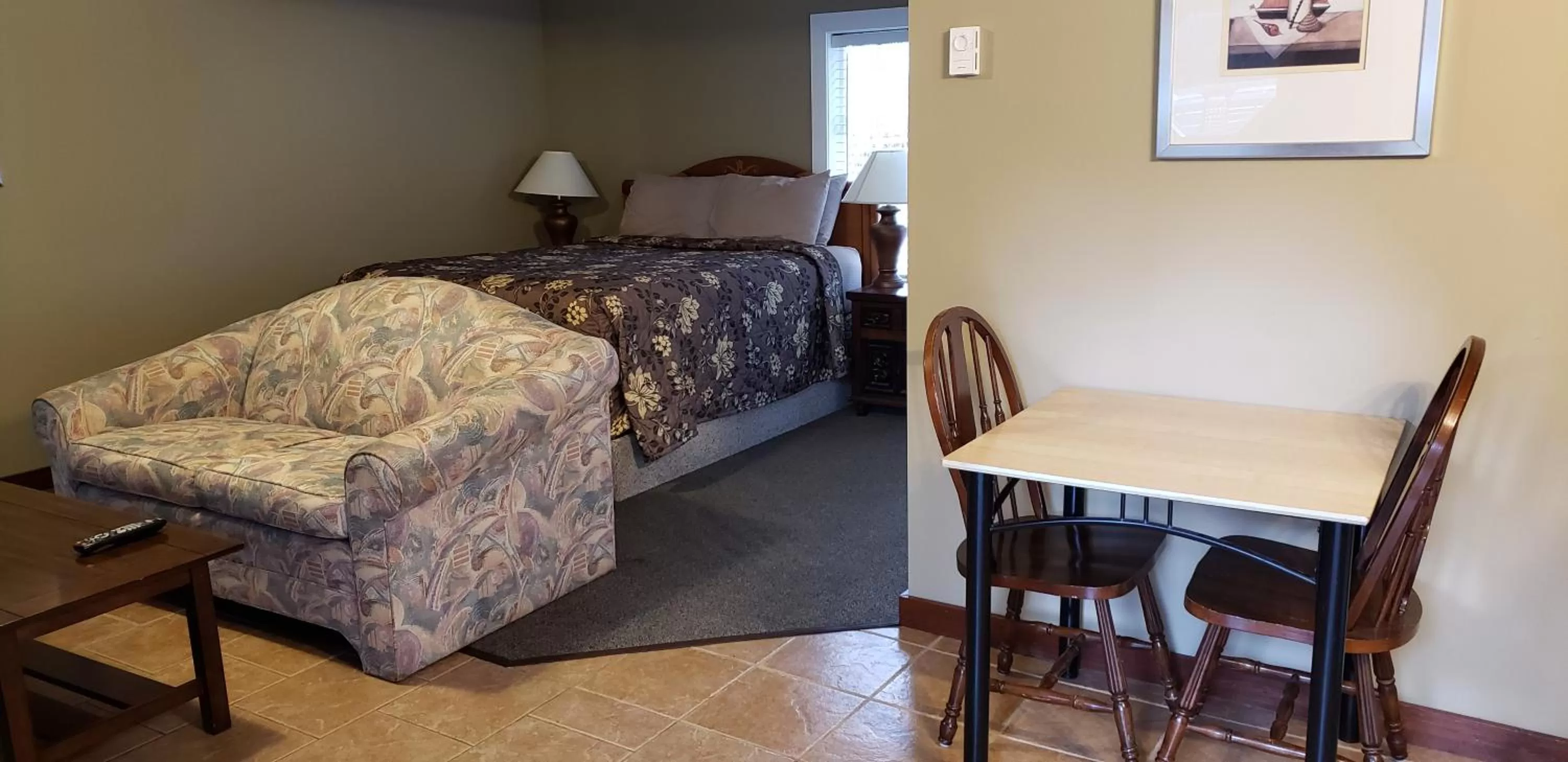 Bed in Malahat Bungalows Motel