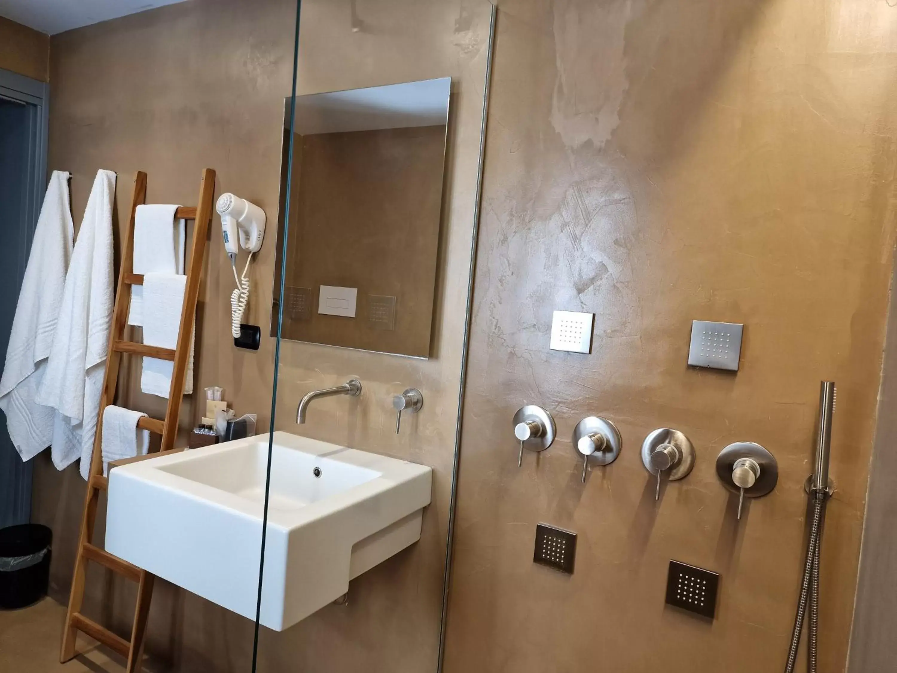 Shower, Bathroom in Locanda Susuiusu