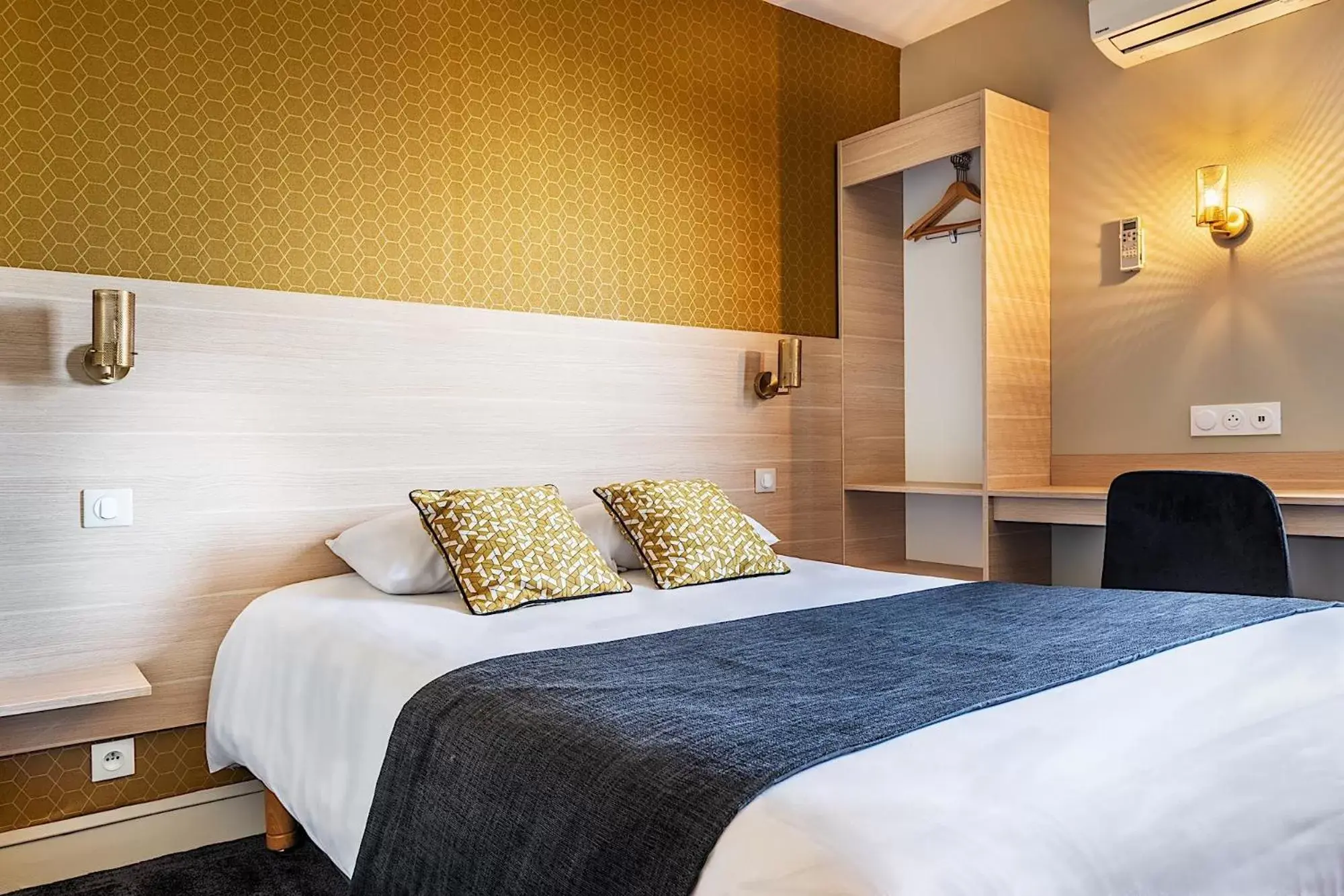 Bedroom, Bed in Contact Hôtel Astréa Nevers Nord et son restaurant la Nouvelle Table
