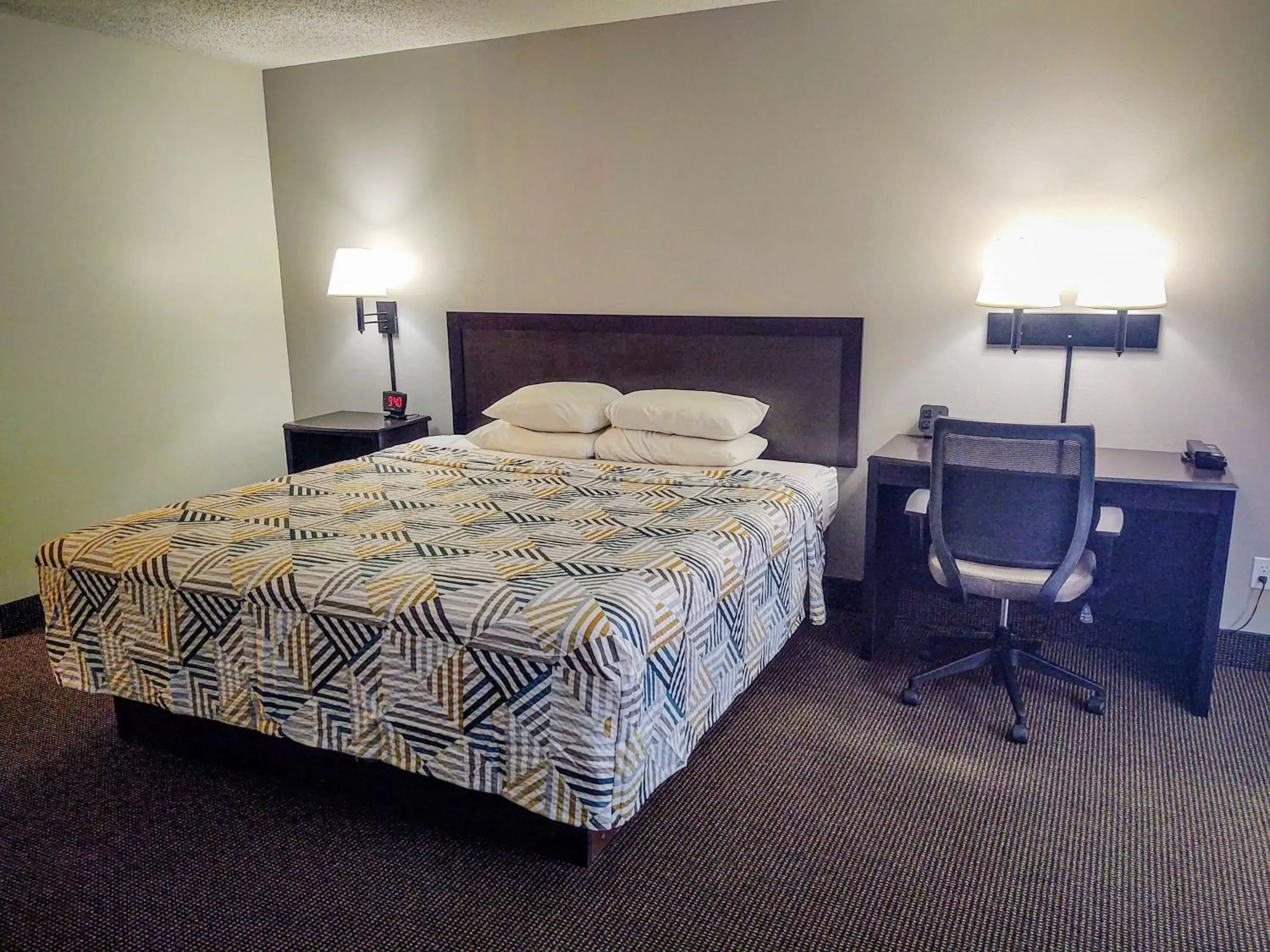 Photo of the whole room, Bed in Motel 6 Stuart, Ia