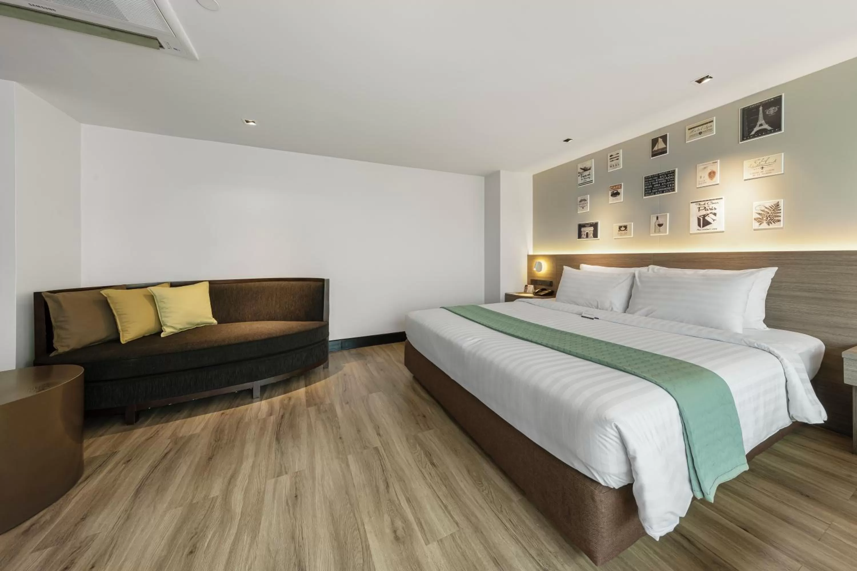 Bedroom, Bed in Golden Tulip Mandison Suites