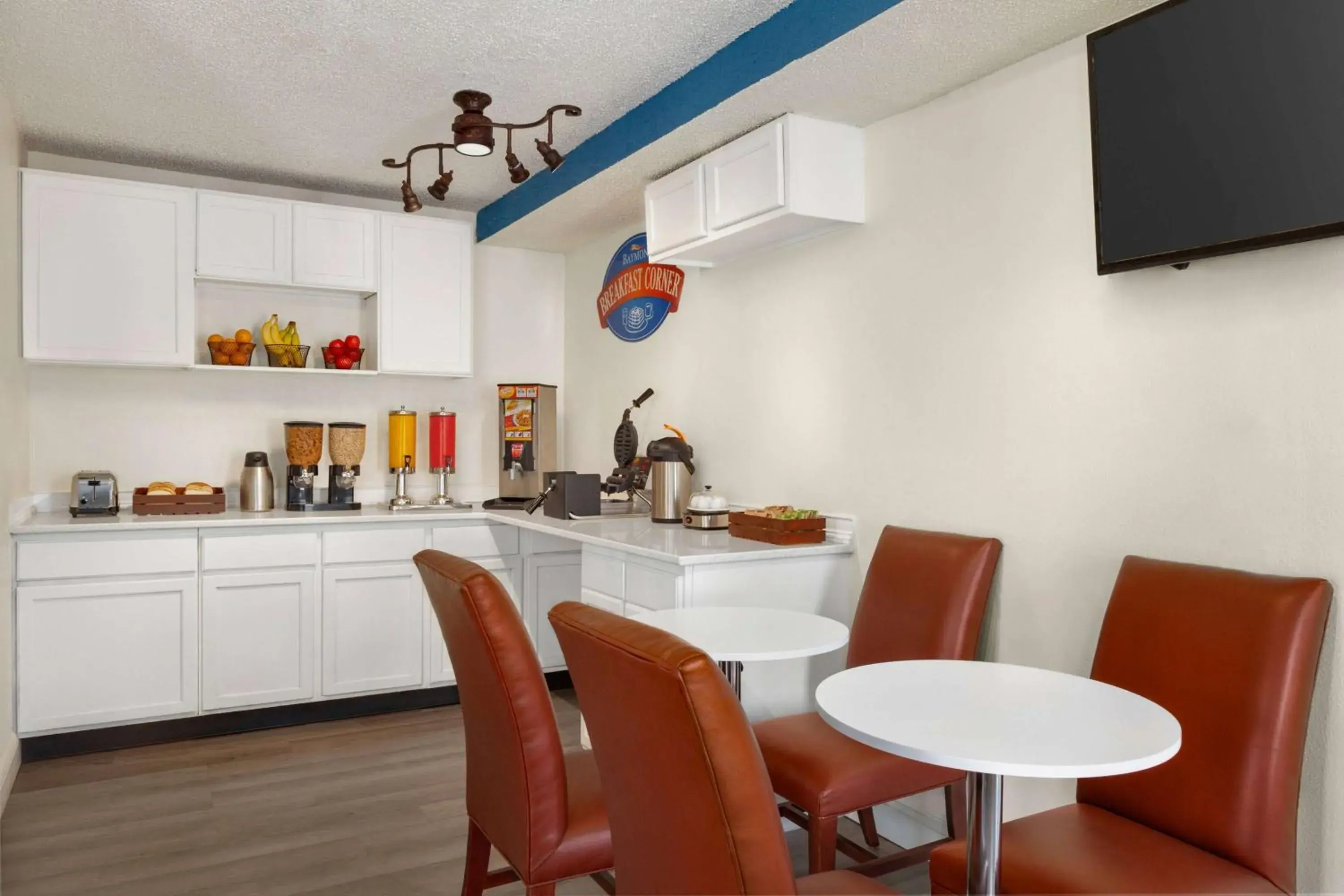 Breakfast, Dining Area in Baymont by Wyndham Hutchinson