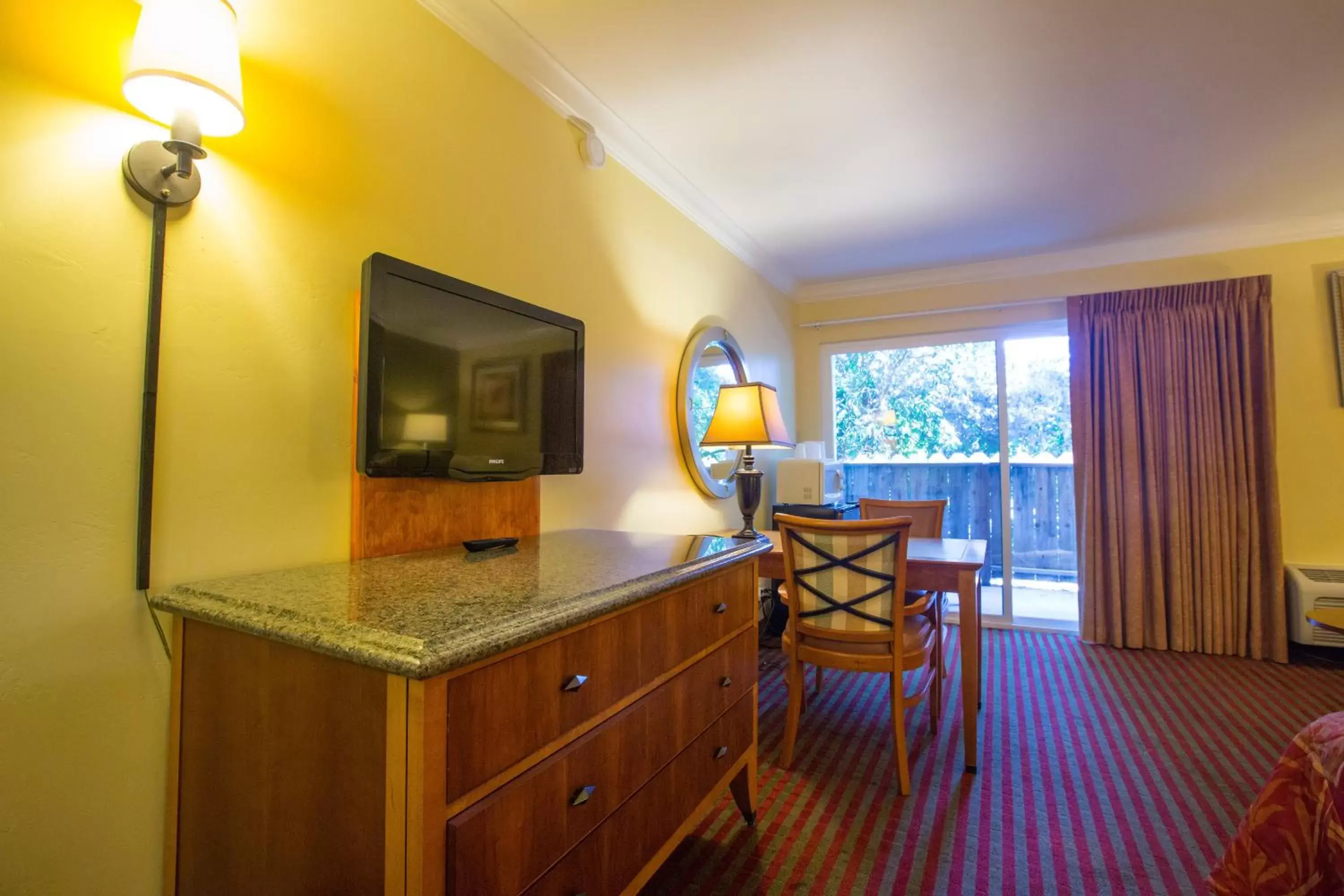 TV and multimedia, TV/Entertainment Center in Aloha Inn