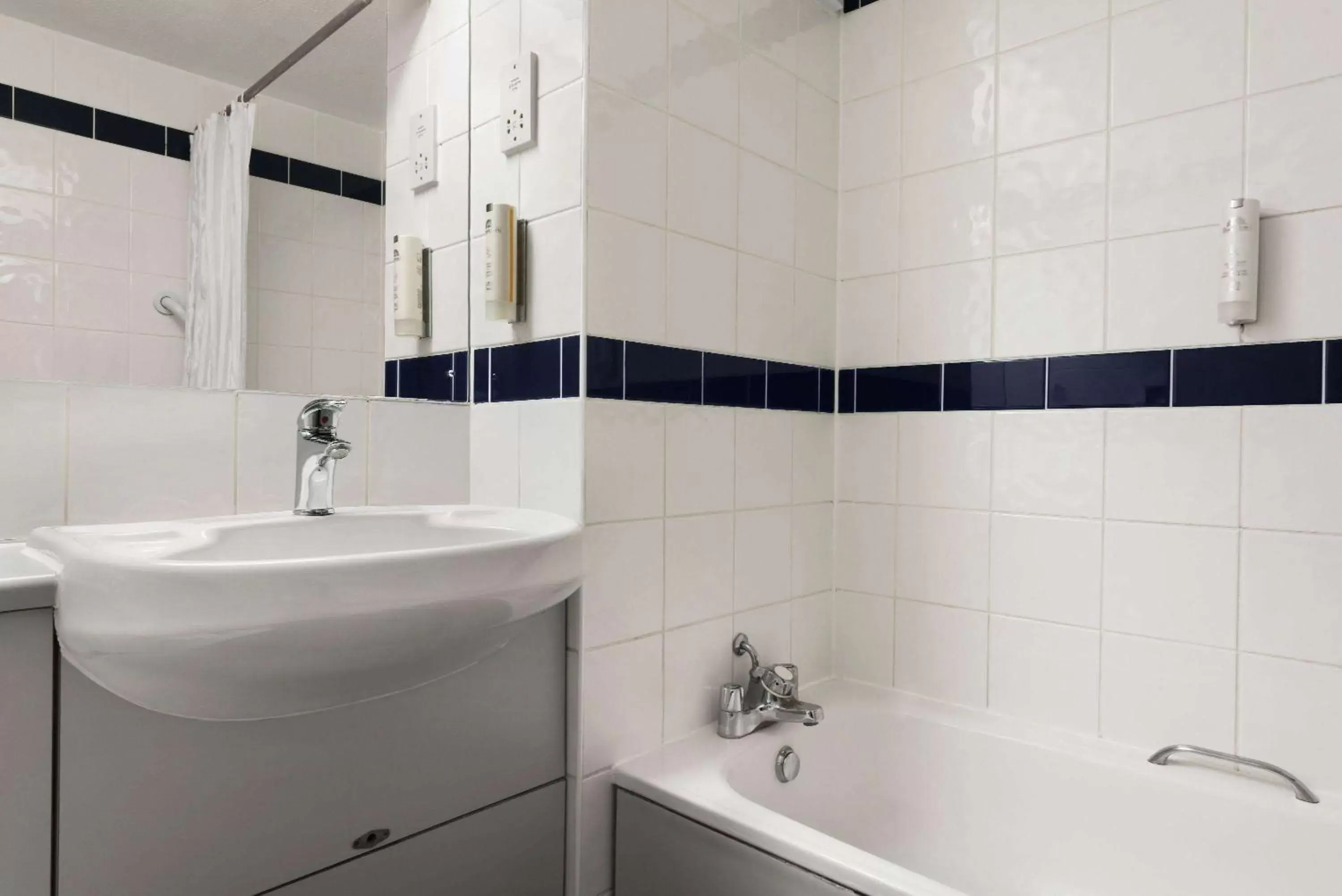 Shower, Bathroom in Days Inn Warwick Northbound M40