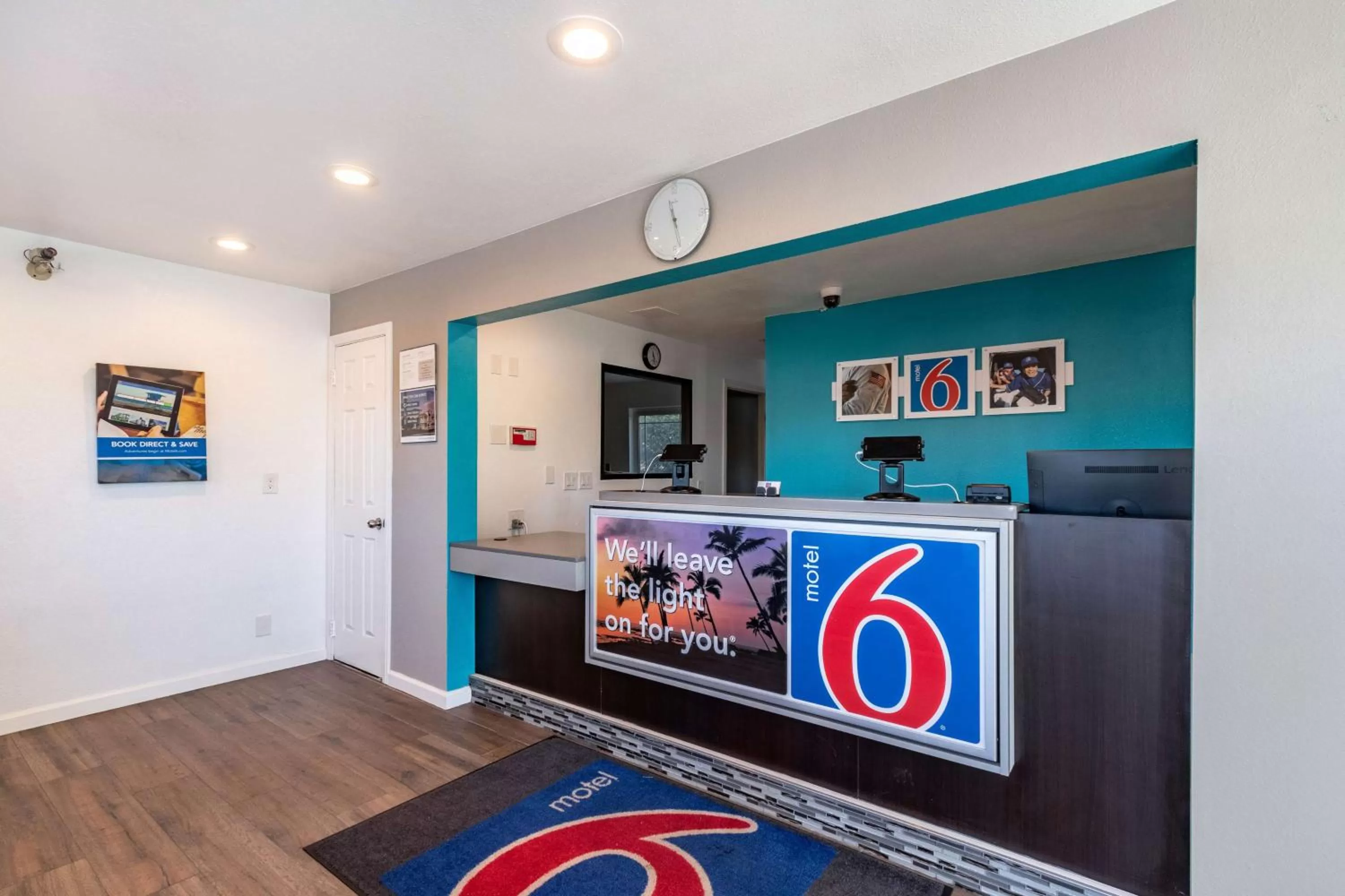 Lobby or reception in Motel 6-Fountain Valley, CA - Huntington Beach Area