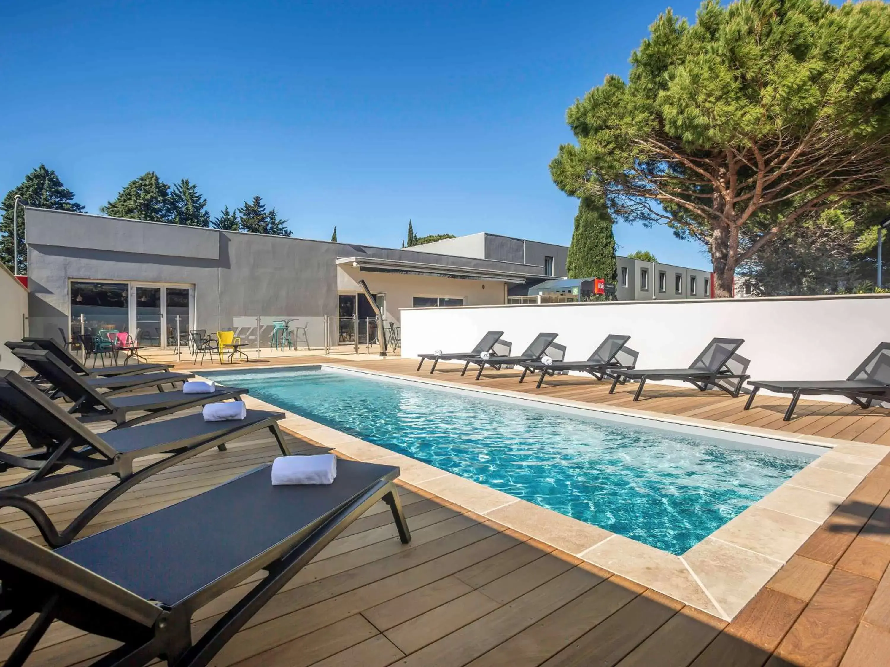 Property building, Swimming Pool in ibis Carcassonne Est la Cité