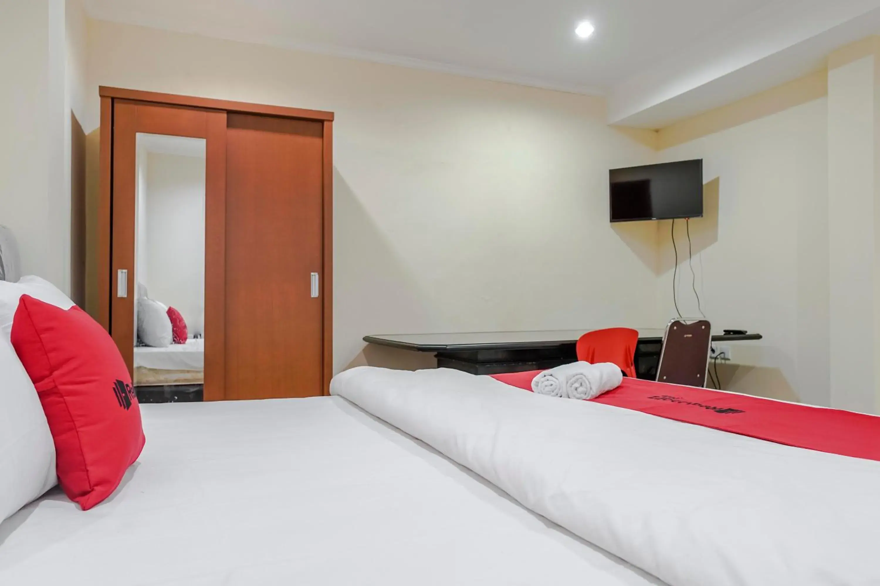 Bedroom, Bed in RedDoorz @ Jalan Biak Roxy Jakarta