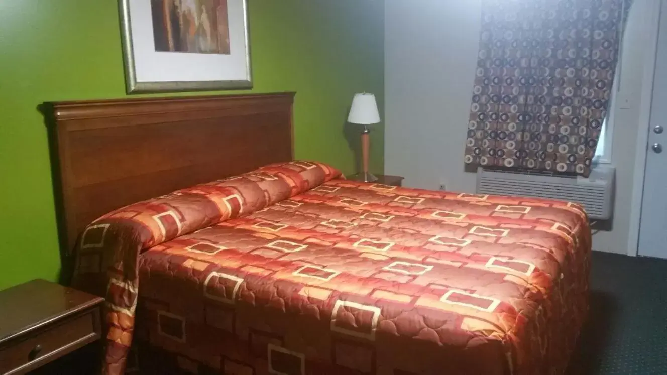 Bed in Slumberland Motel Mount Holly