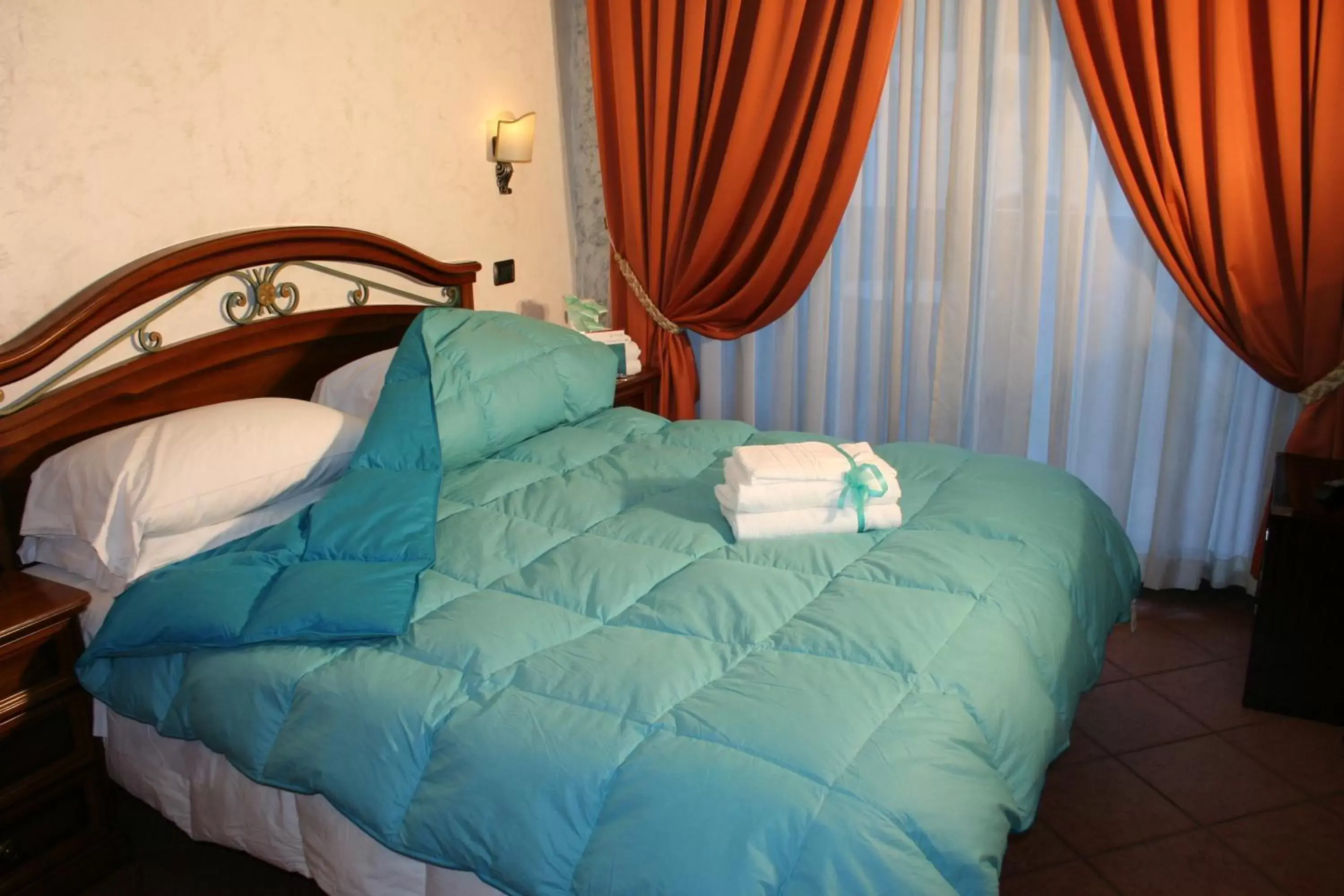 Shower, Bed in Euro House Inn Airport