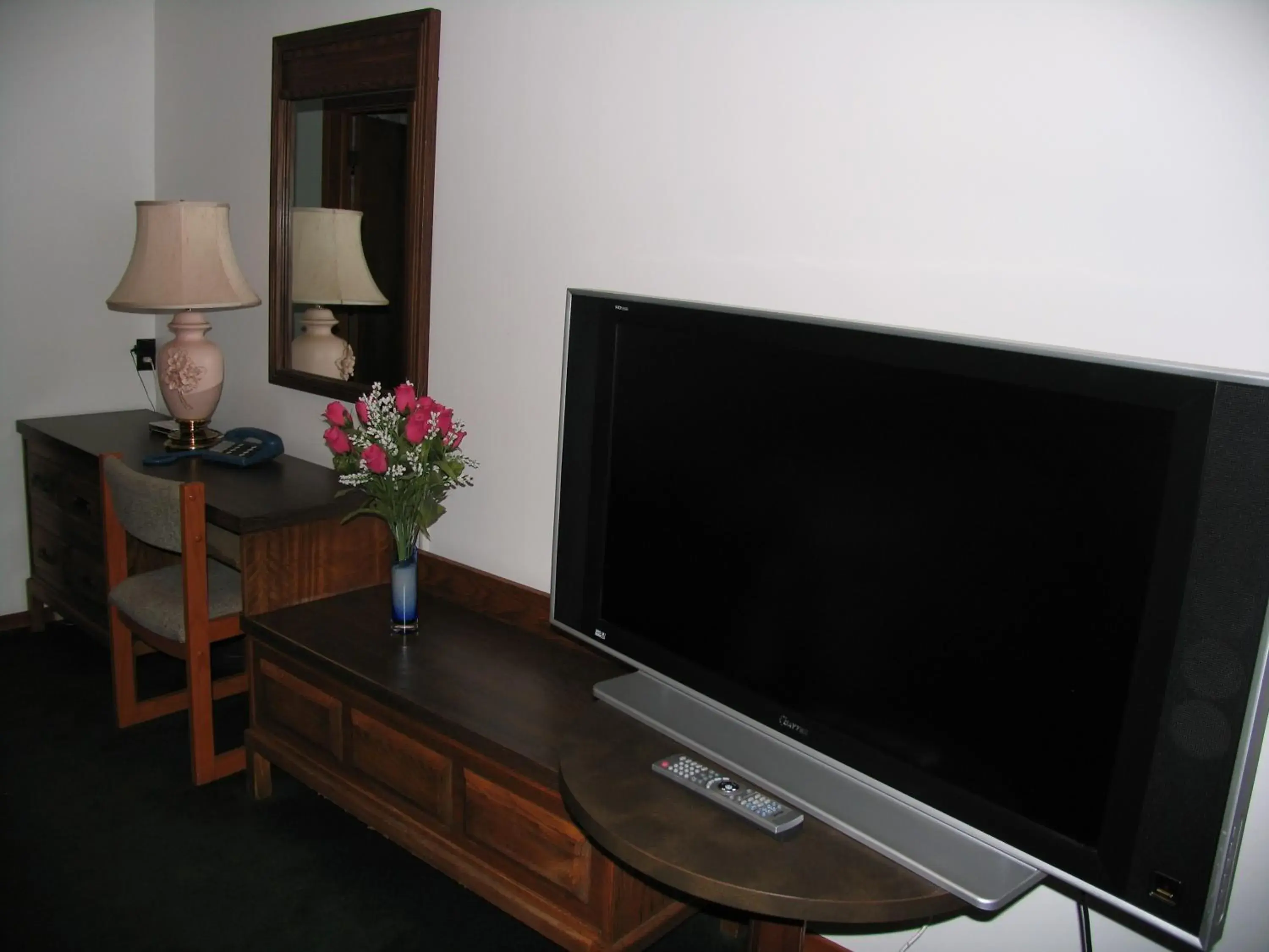 TV and multimedia, TV/Entertainment Center in Seven Oakes Motel