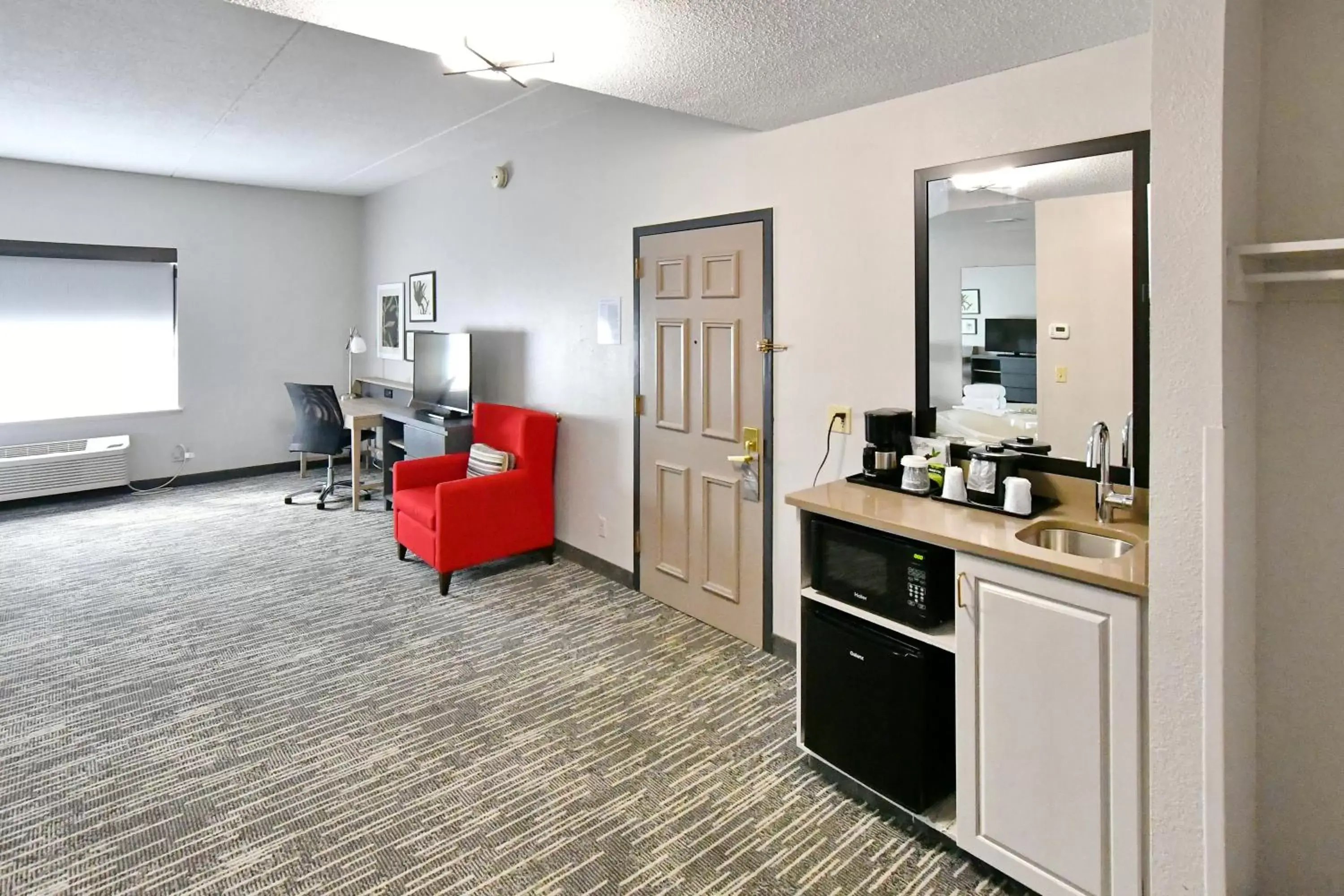 Kitchen/Kitchenette in Country Inn & Suites by Radisson, Mount Morris, NY